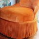 Fauteuil crapaud velour et franges orange