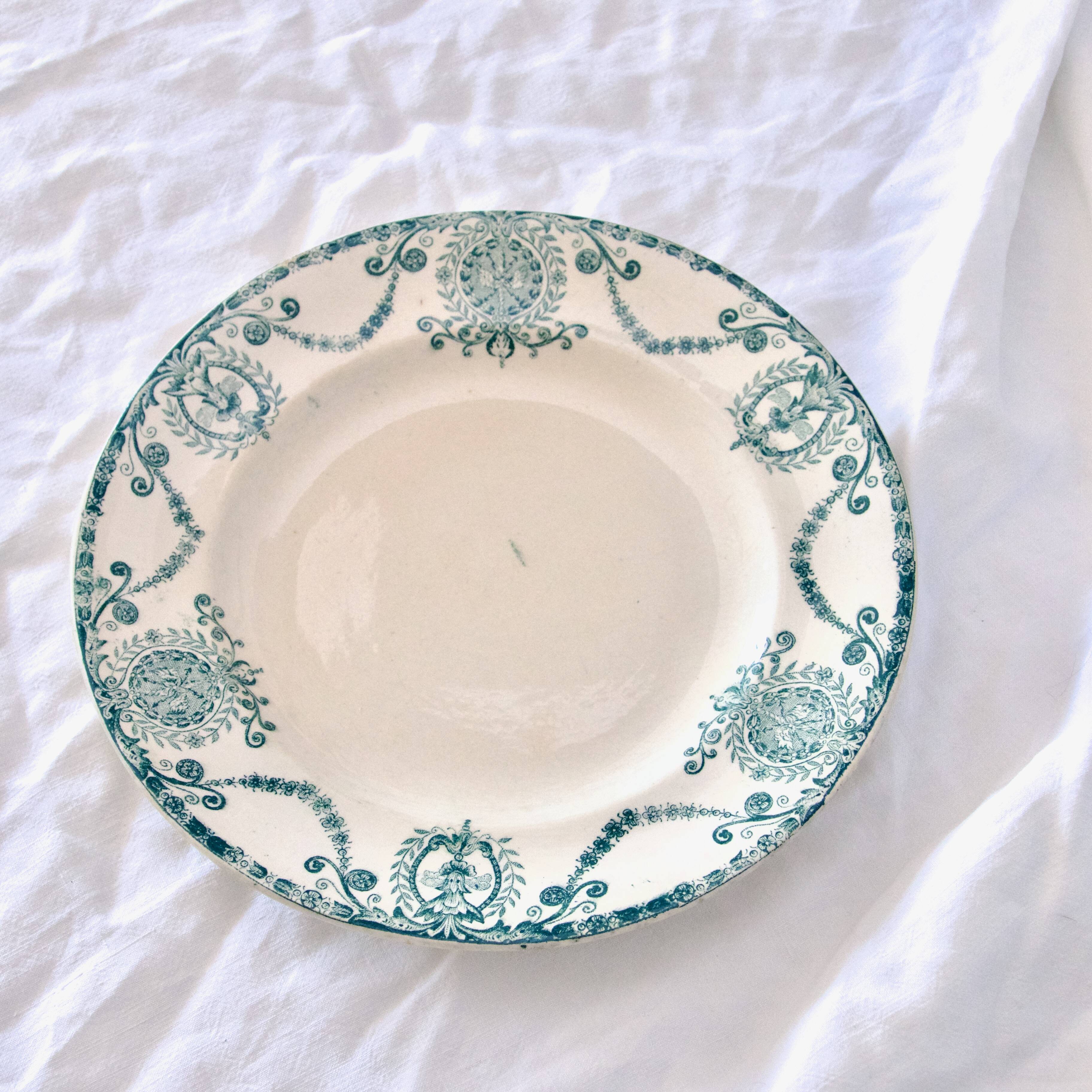 Assiettes plates XIXe Longwy terre de fer "Pierrefonds"
