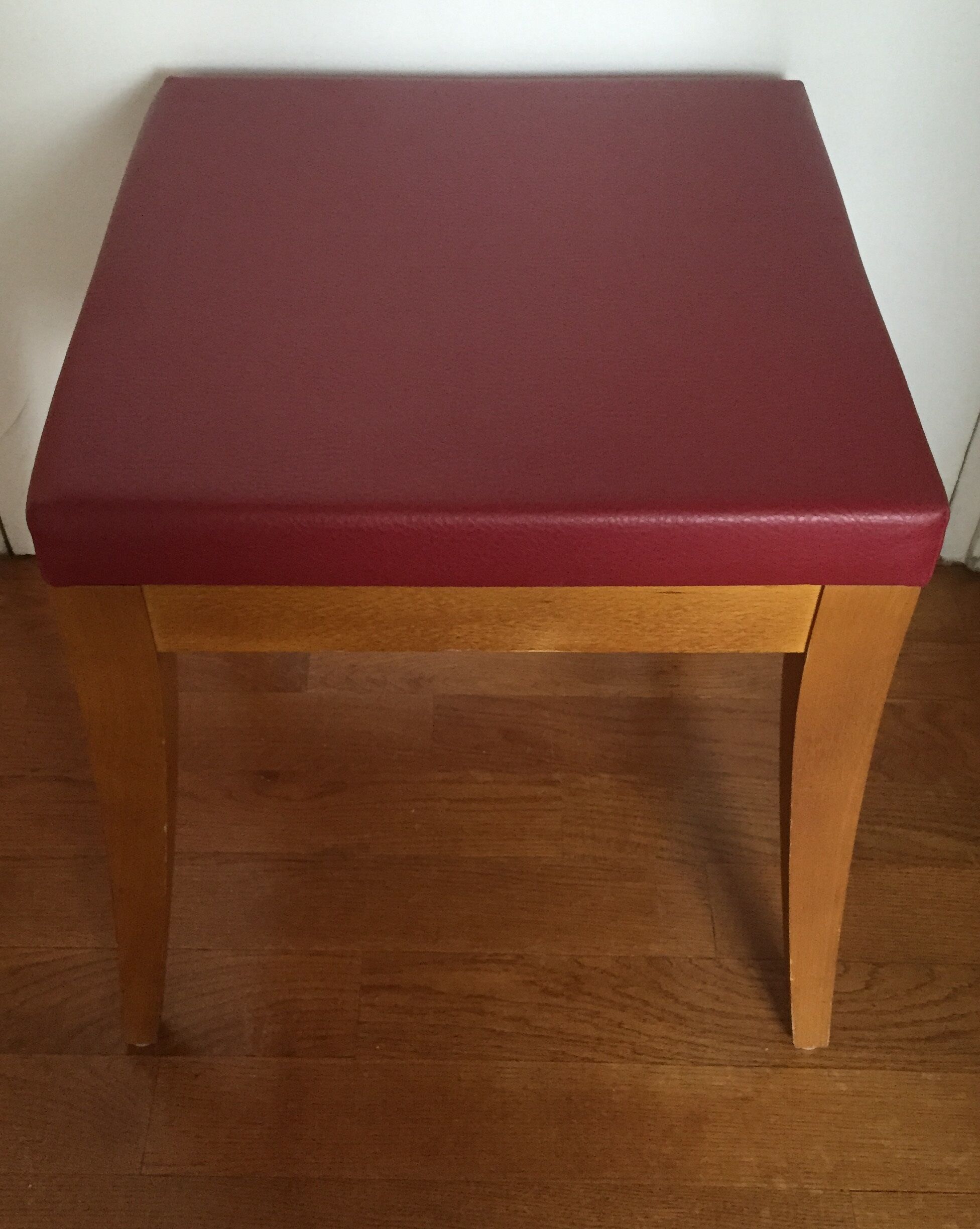 Stool in solid wood, covered with leatherette Burgundy