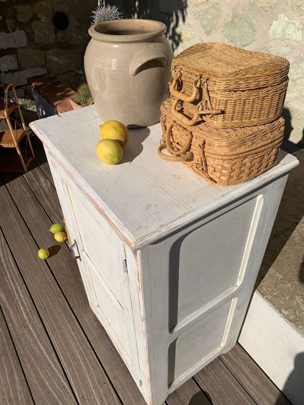 Petite armoire patinée