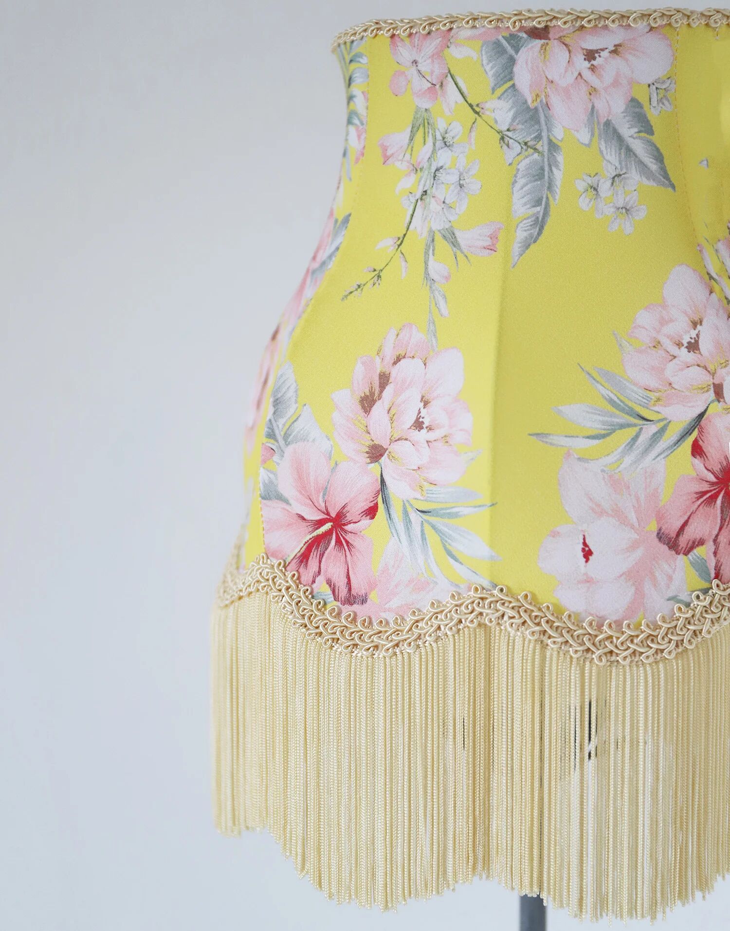 Table lamp – Vintage base and fringed floral shade