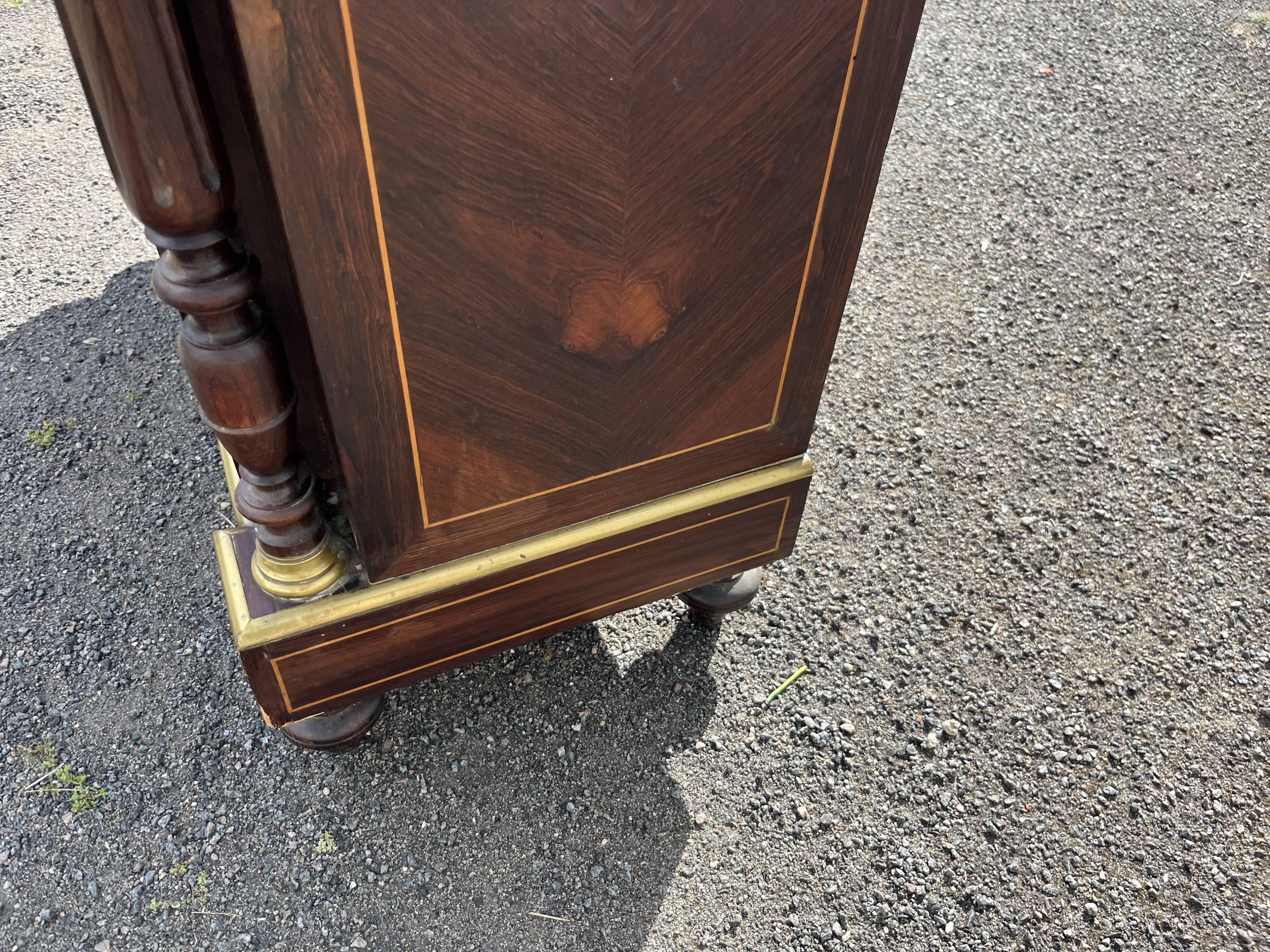 Support furniture with rosewood marquetry and marble top in the Napoléon III style.