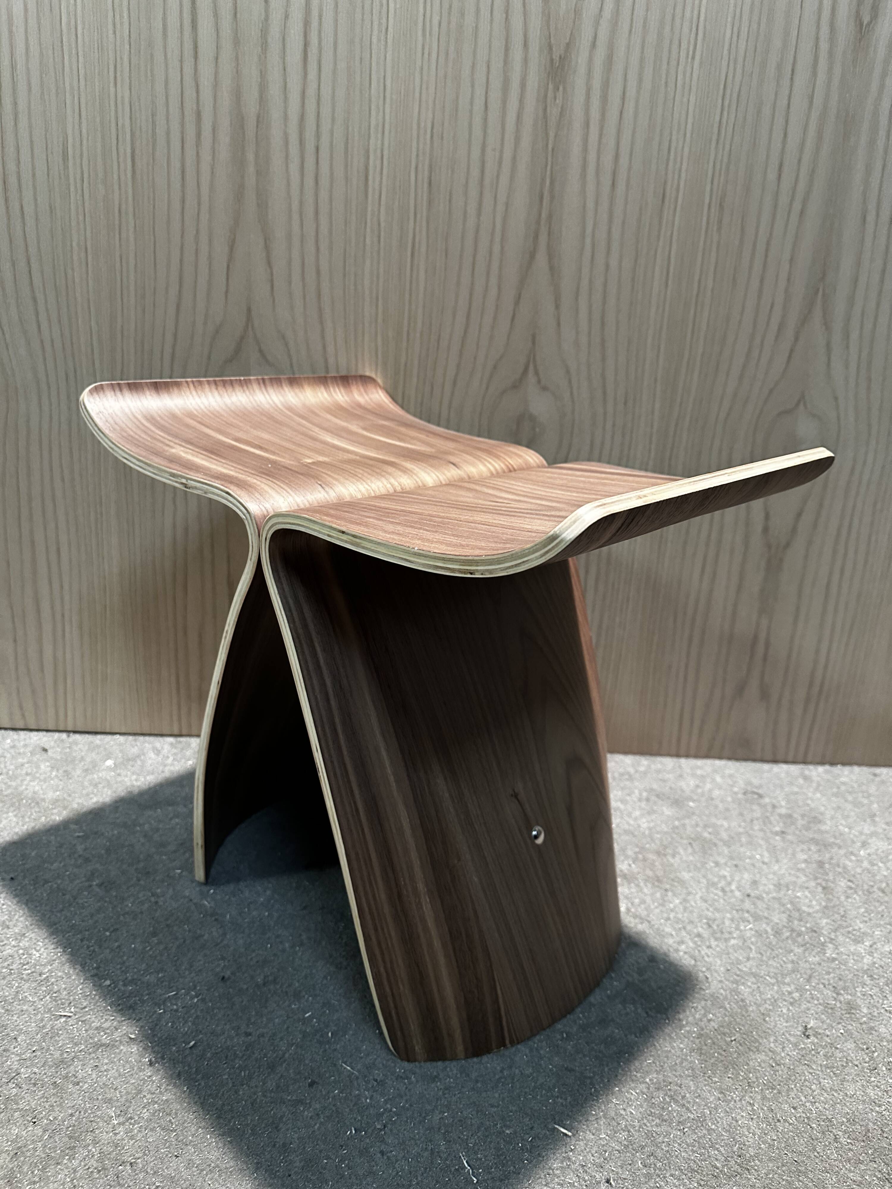 Sgabello Butterfly di Sori Yanagi per Vitra.