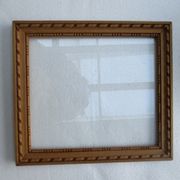 Cadre ancien bois clair, sculpté, vitré,pour sujet 204 x 234 mm