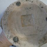 Pot ancien en terre sculpté sur les côtés et anse en fer forgé