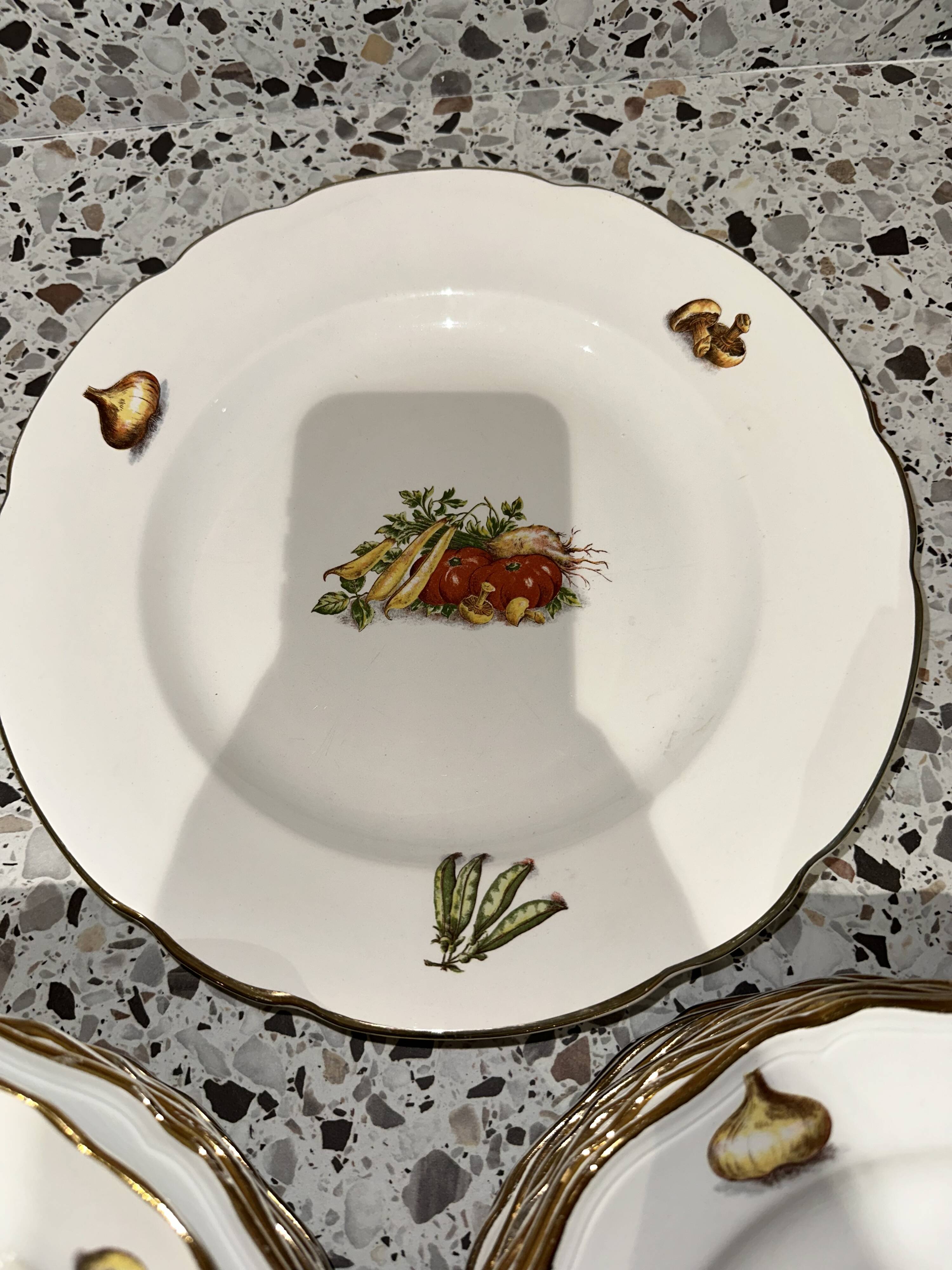 Set of 8 flat plates, 8 deep plates and one L’amandinoise vegetable dish.