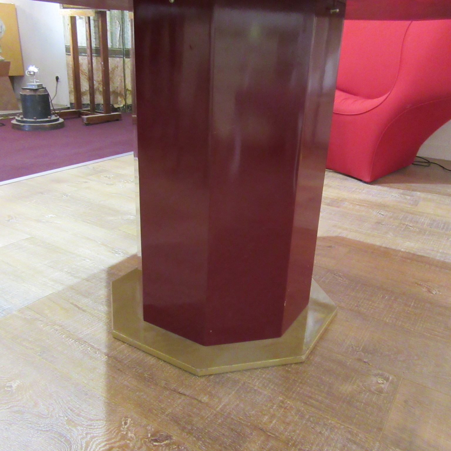 Table laquée rouge et or