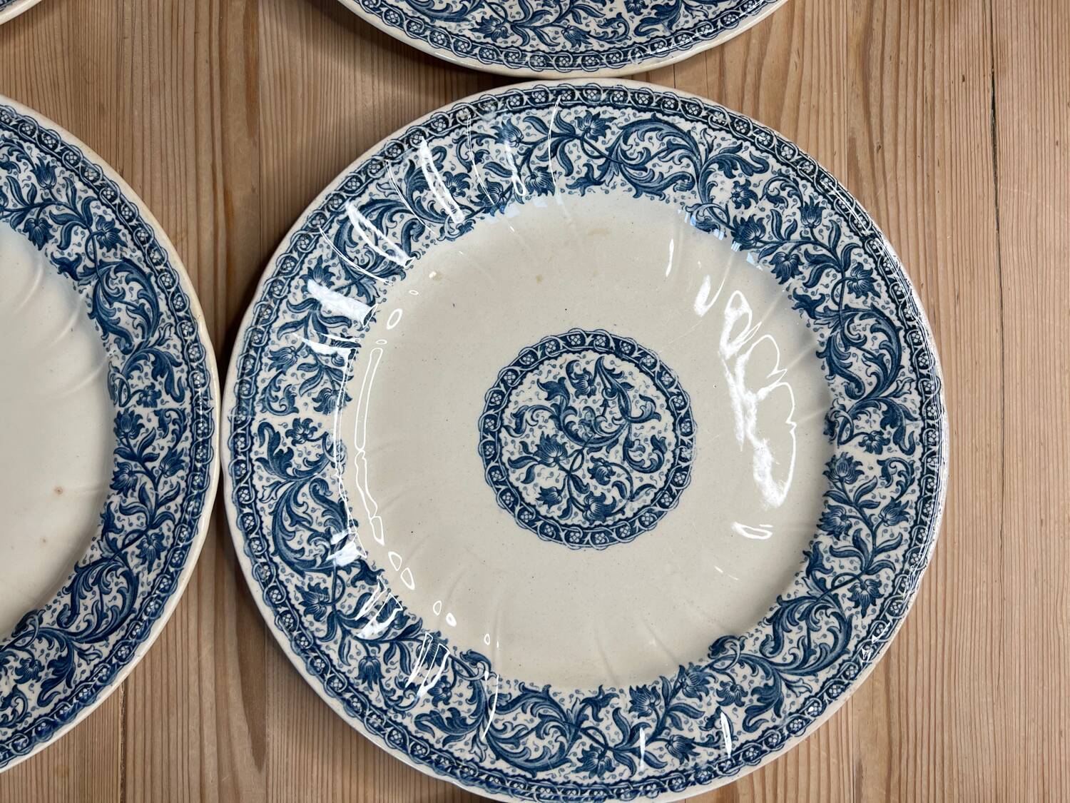 6 flat plates Gien garlands, 1937