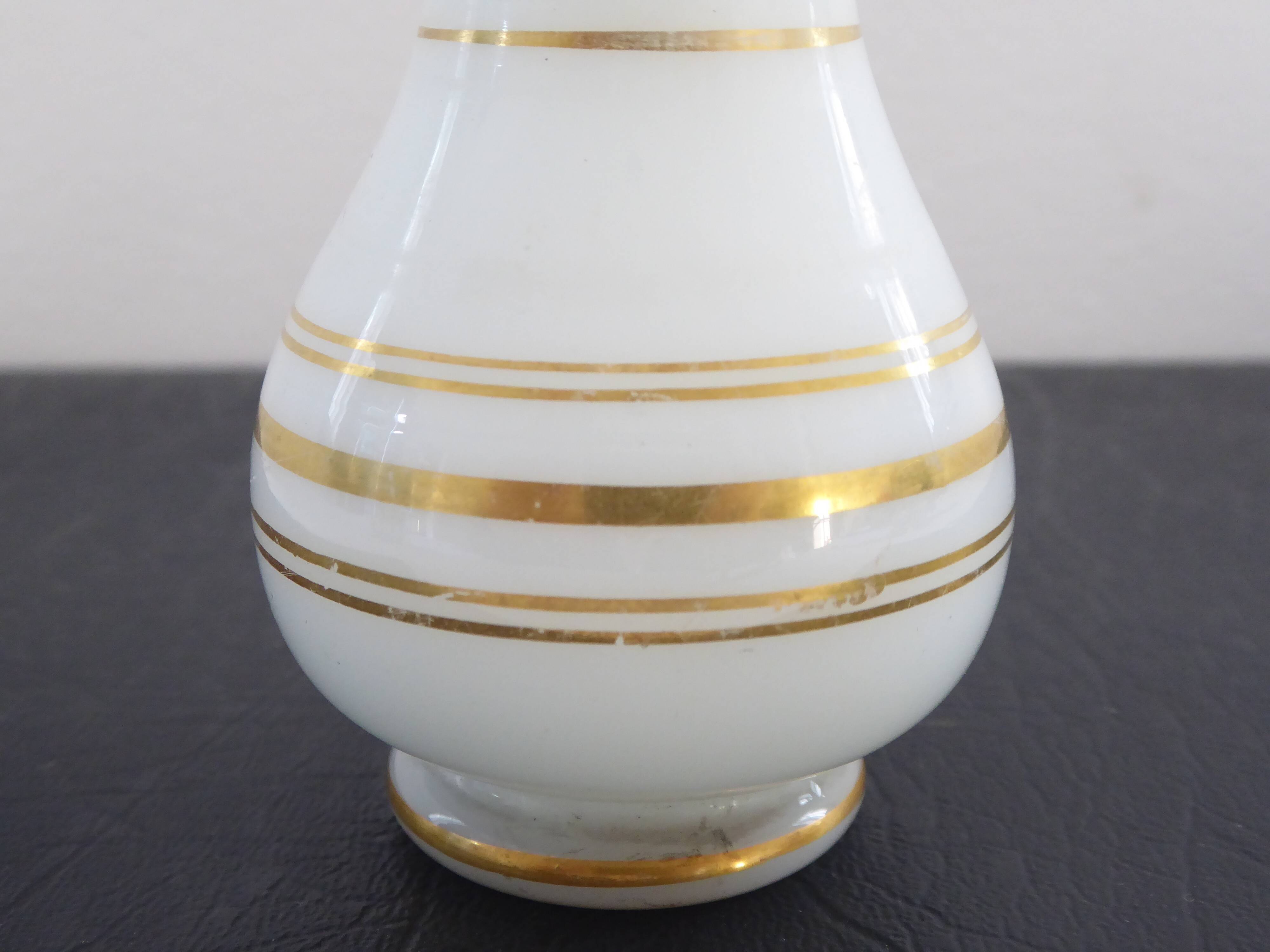 Vase miniature en opaline