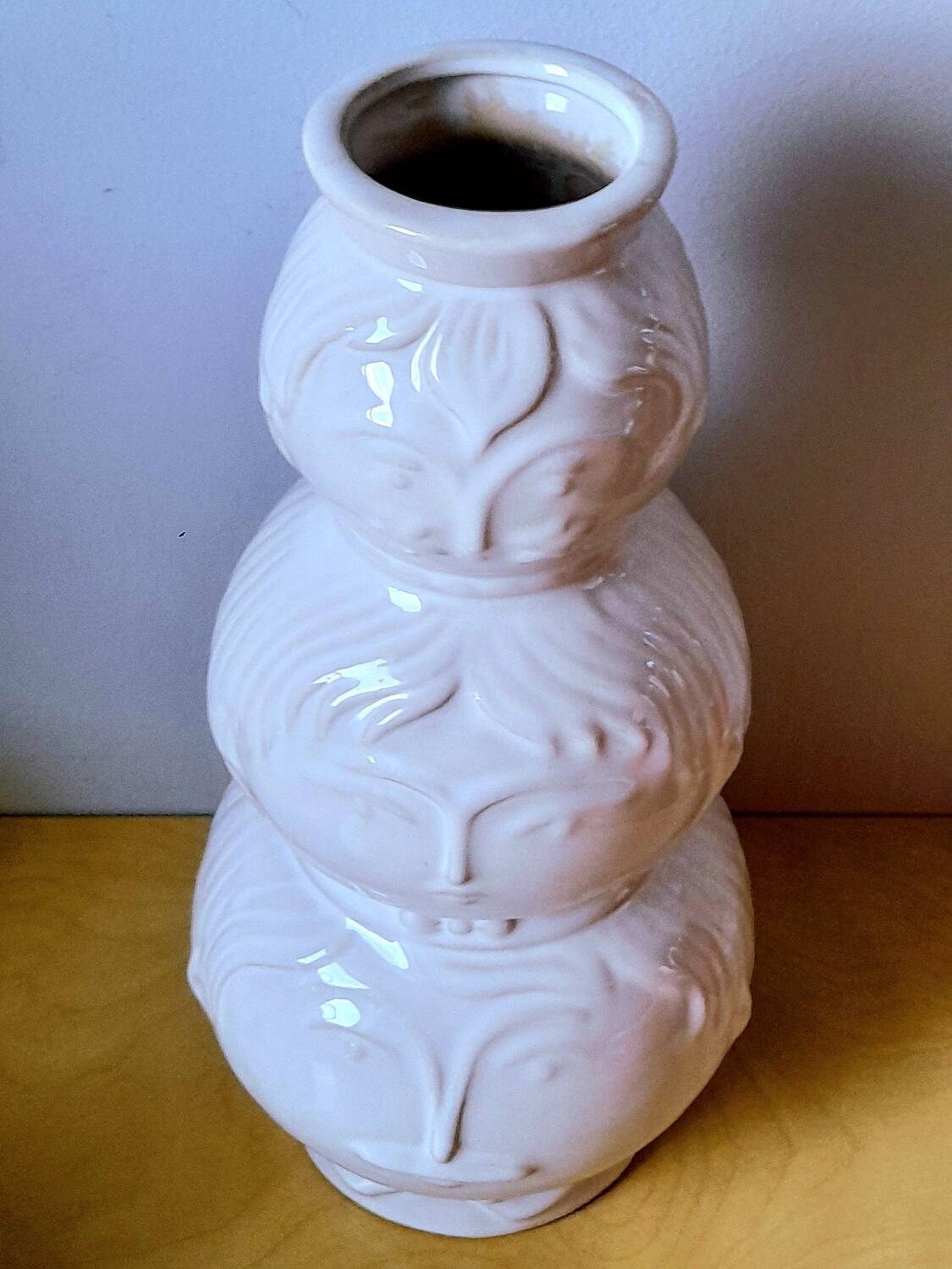 Totem vase faces in ceramic