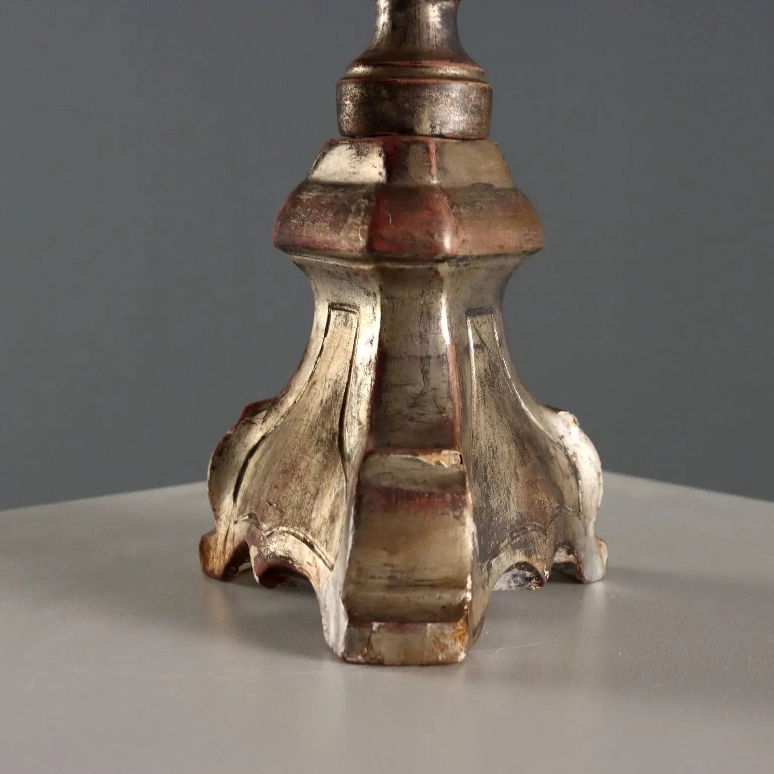 Lampe ancienne en bois sculpté doré et tissu, XXe siècle