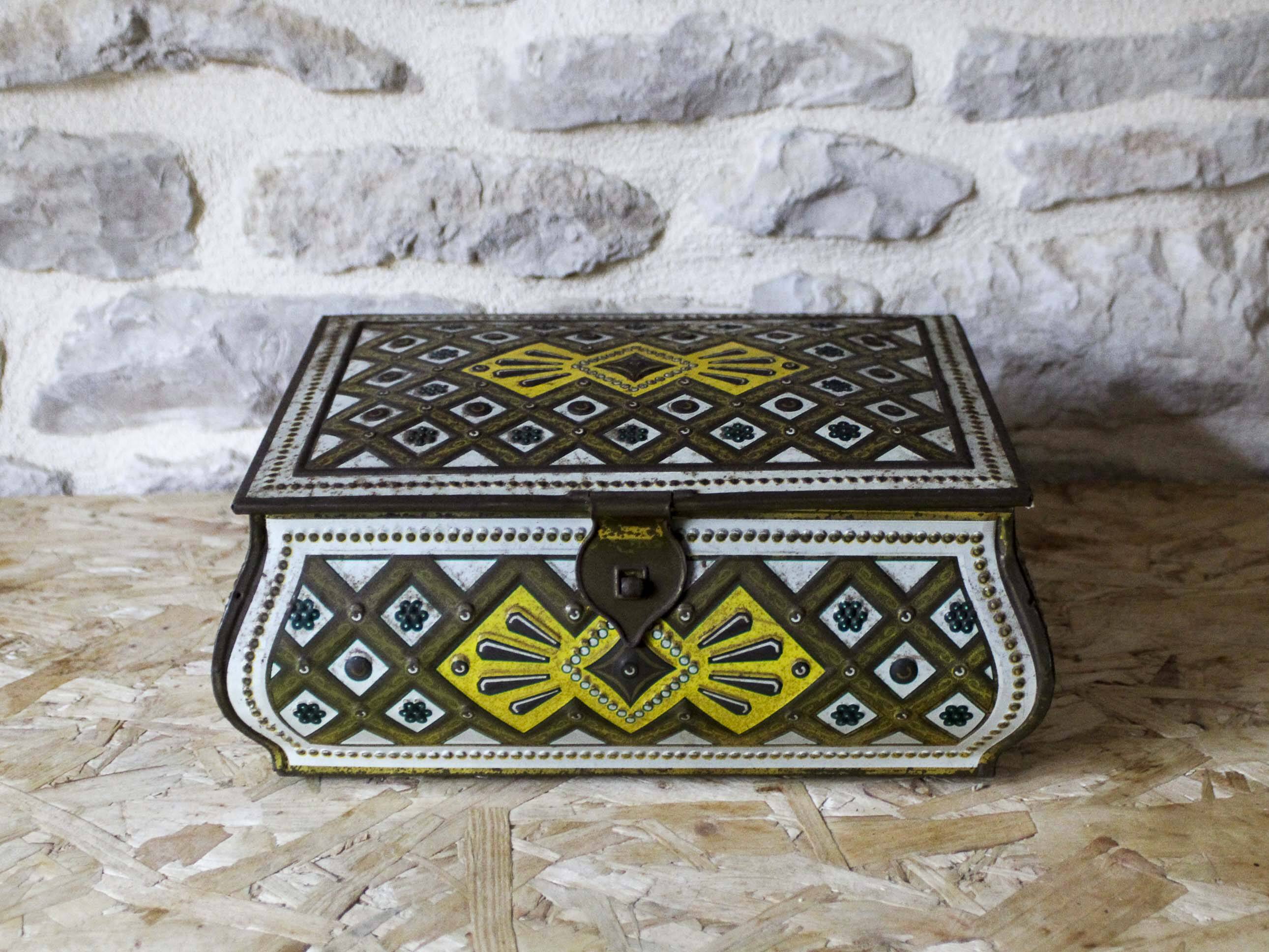 Old Victoria metal biscuit box