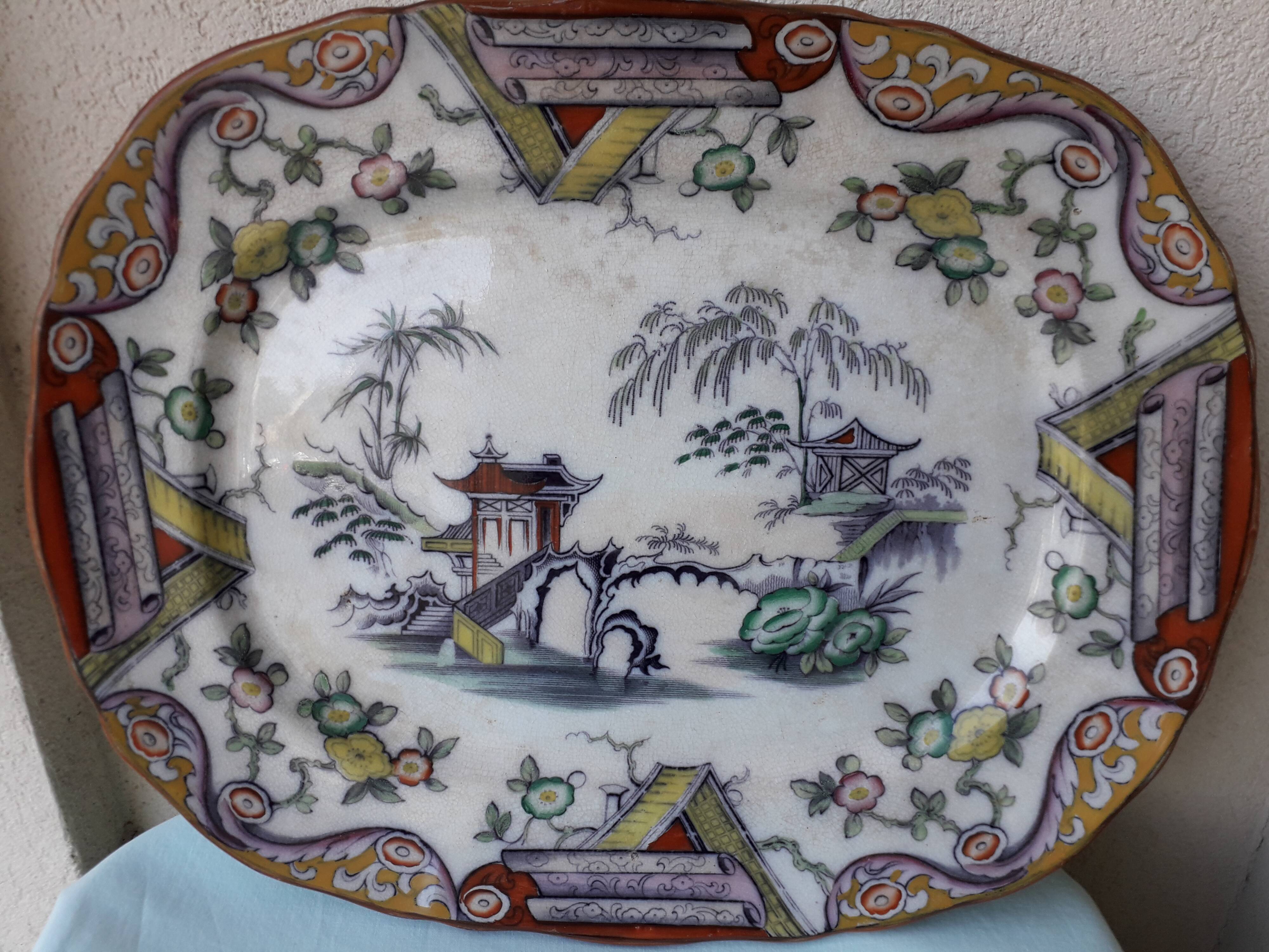 Plat en faience décor japonisant