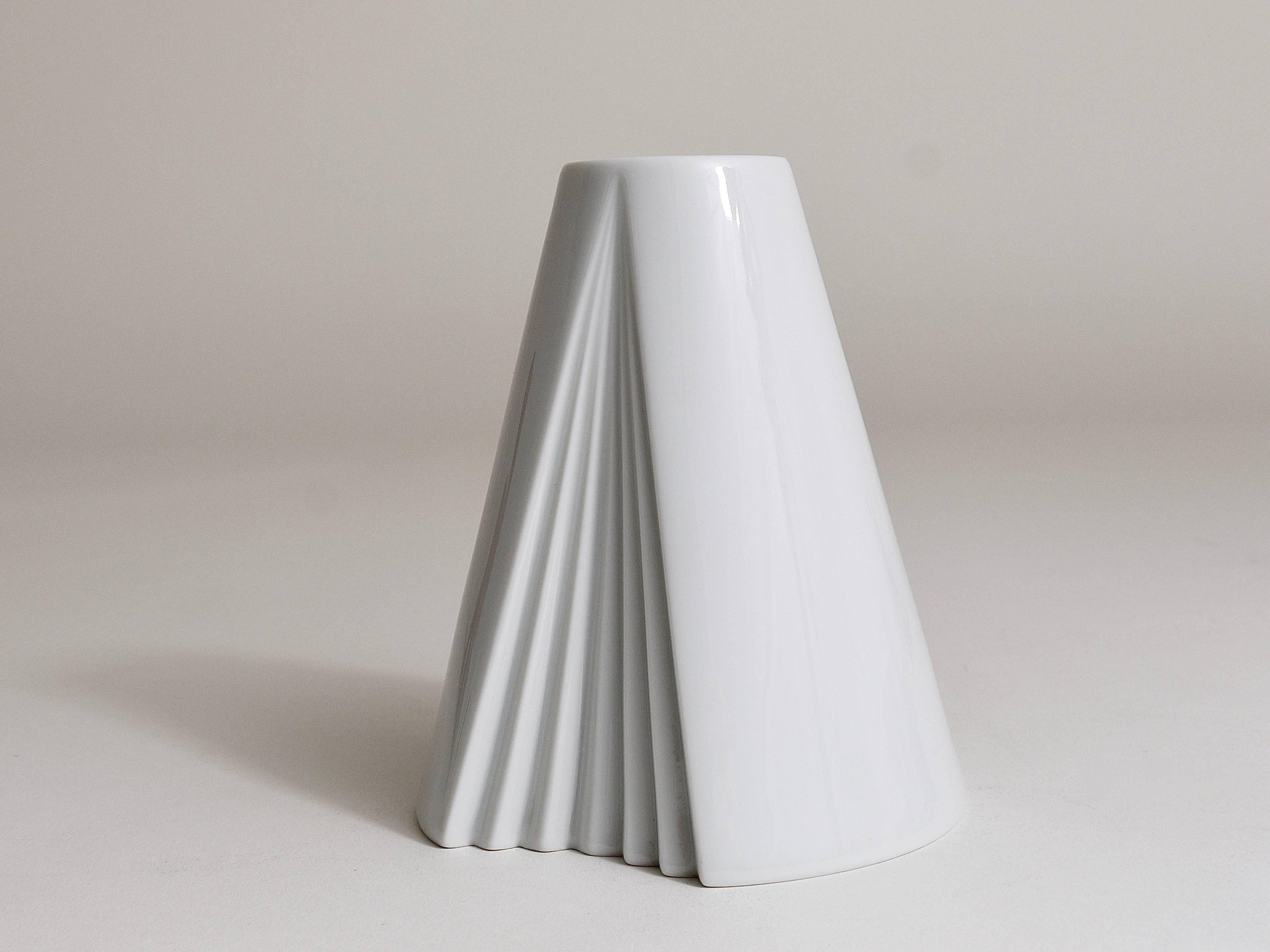 Geometric white porcelain vase Op Art Ambrogio Pozzi Rosenthal, Germany, 1980s
