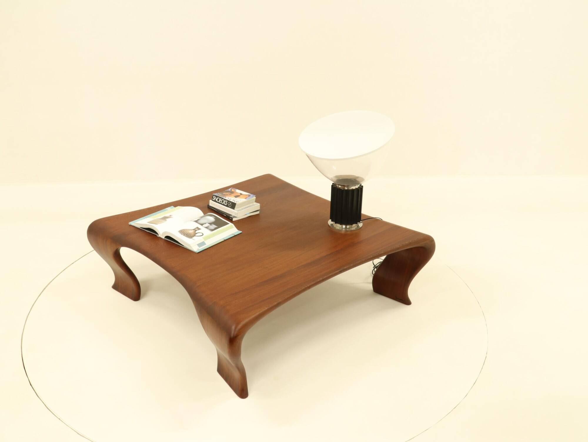 Table basse en Iroko massif par Marc Van Rampelberg
