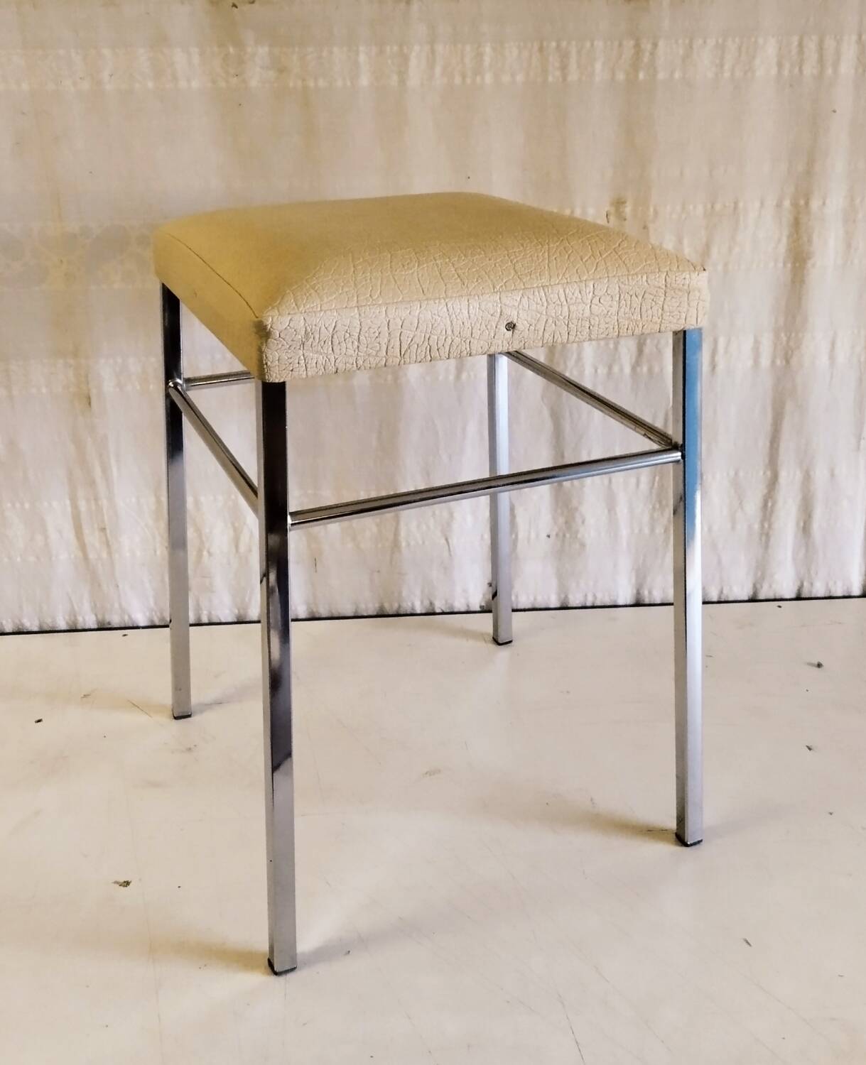 Tabouret vintage en métal chromé et similicuir blanc - mid. XXeme