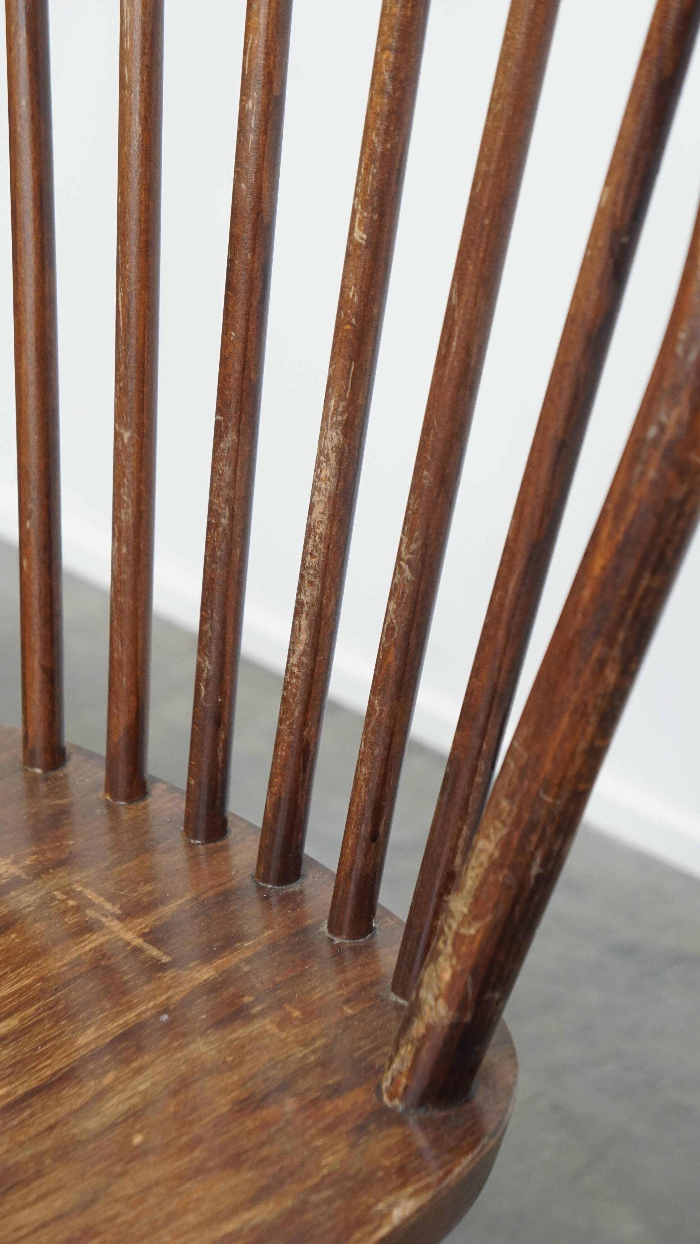 Ensemble de 8 chaises Windsor vintage en bois à dossier fuseau des années 1970
