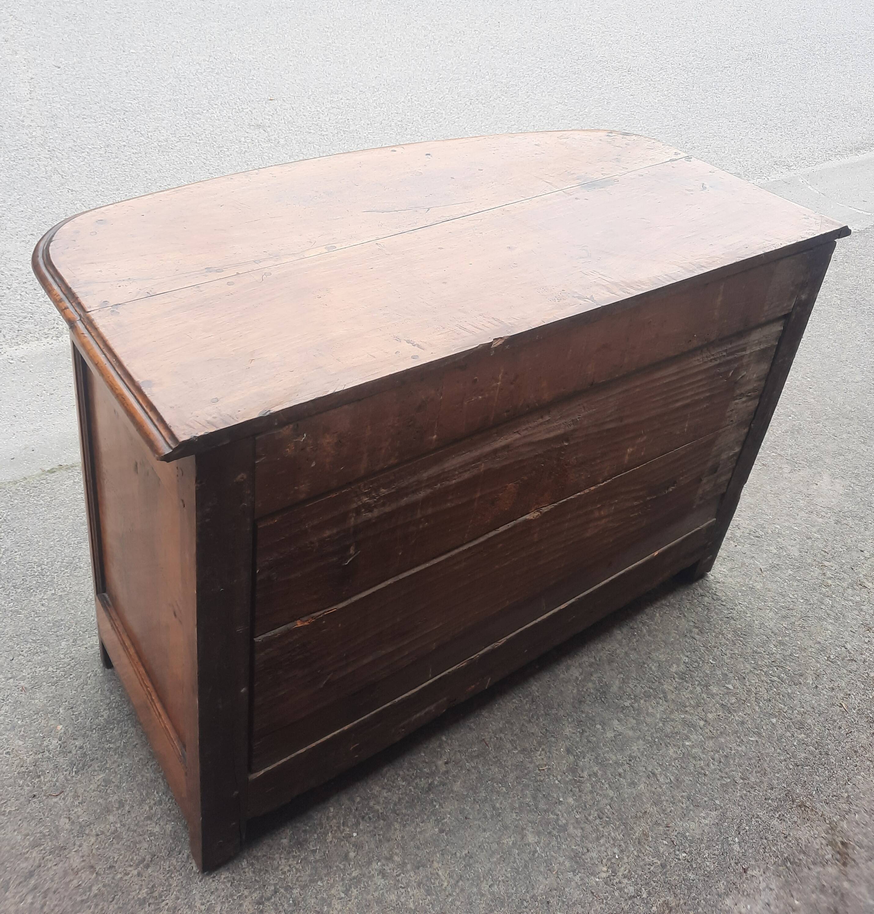 Commode en noyer massif, XVIIIème s.