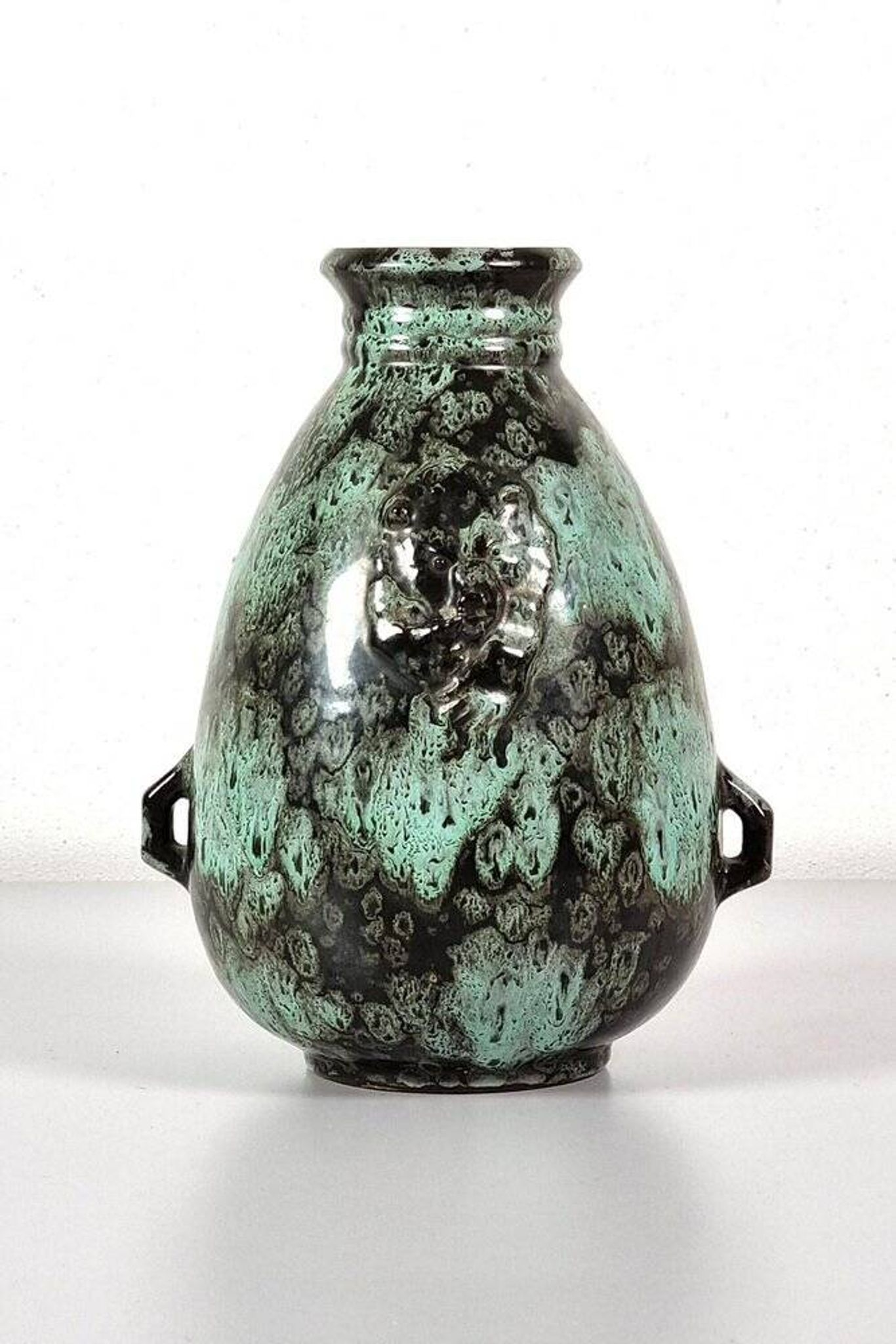 Vase avec décoration d'ours par S.T. Erik Upsala