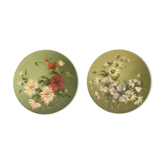 Paire de plaques rondes peints à décor de fleurs