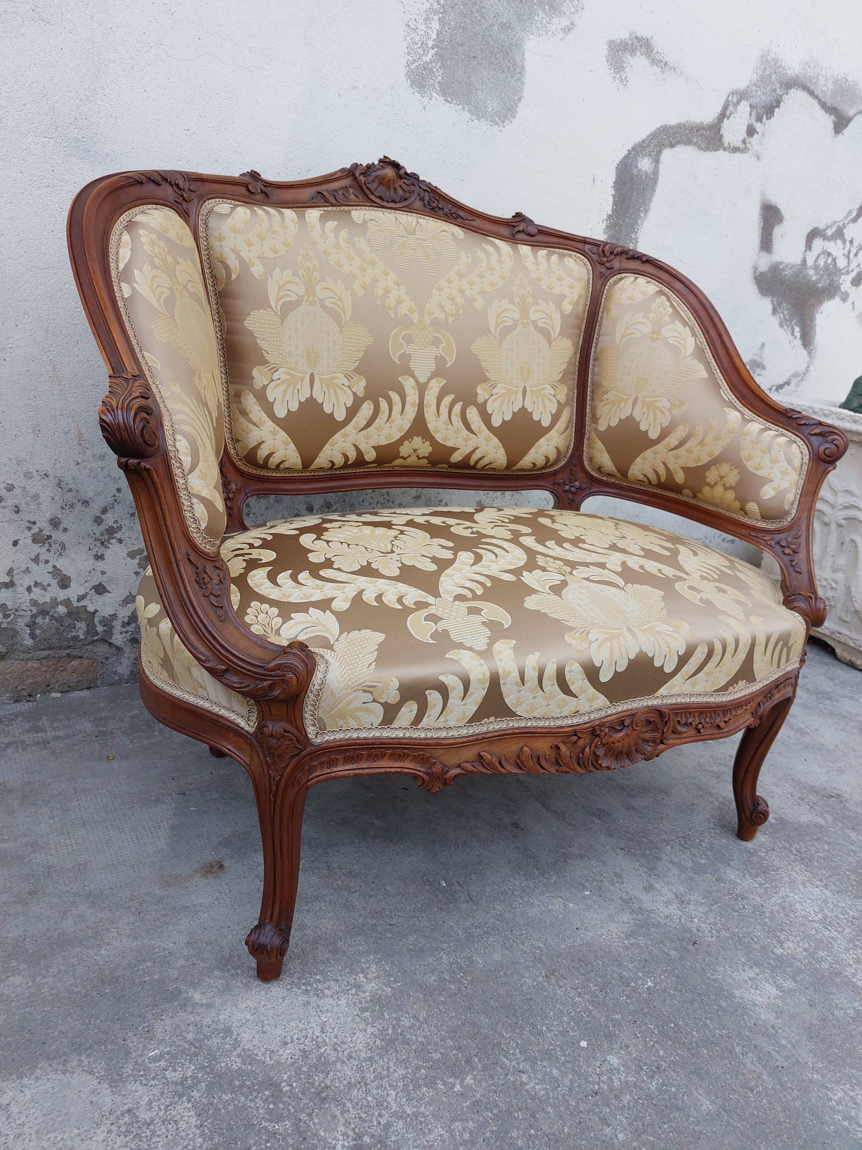 Fauteuil bergère louis XV en Noyer sculpté