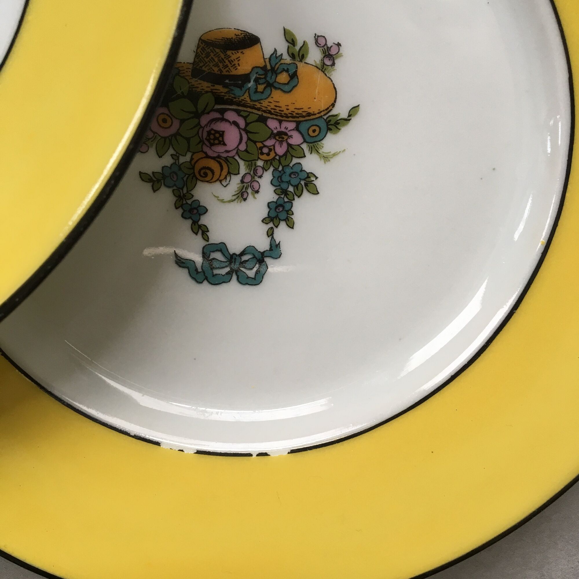set of 6 porcelain plates "Chapeau and garlands flowers"