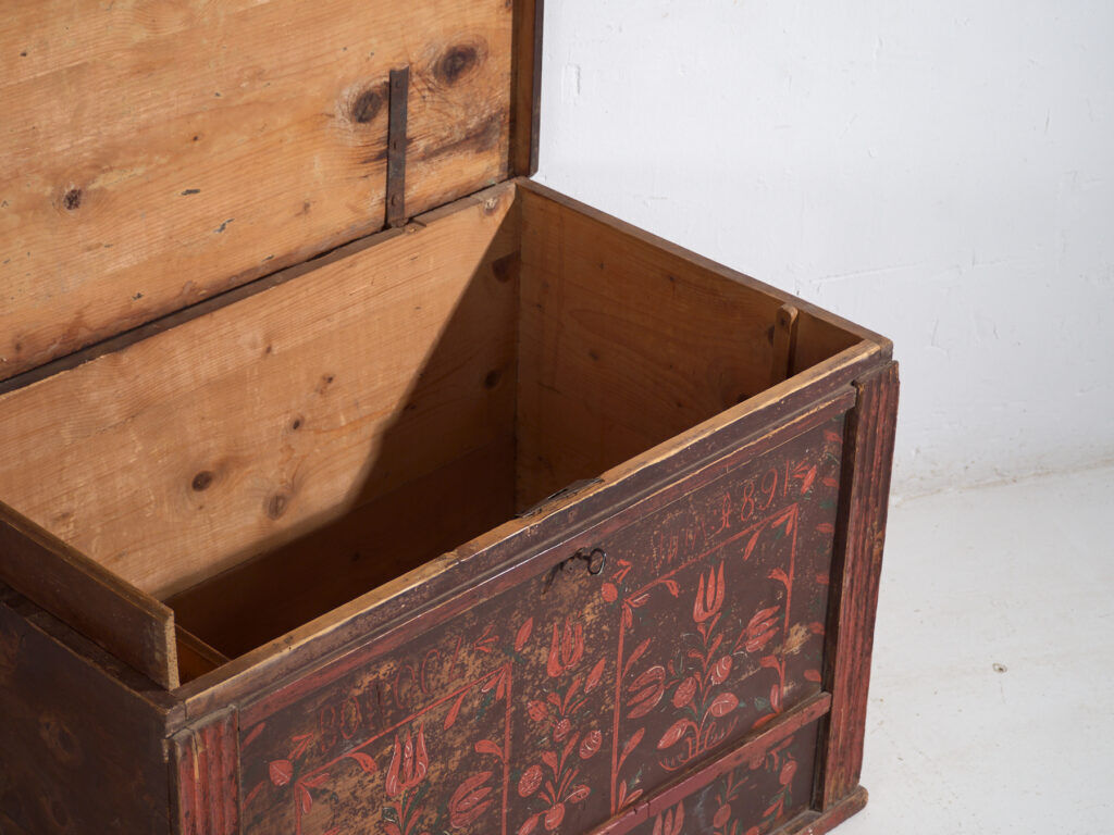 Wedding chest in pine with painted tulips – Central Europe, 1891