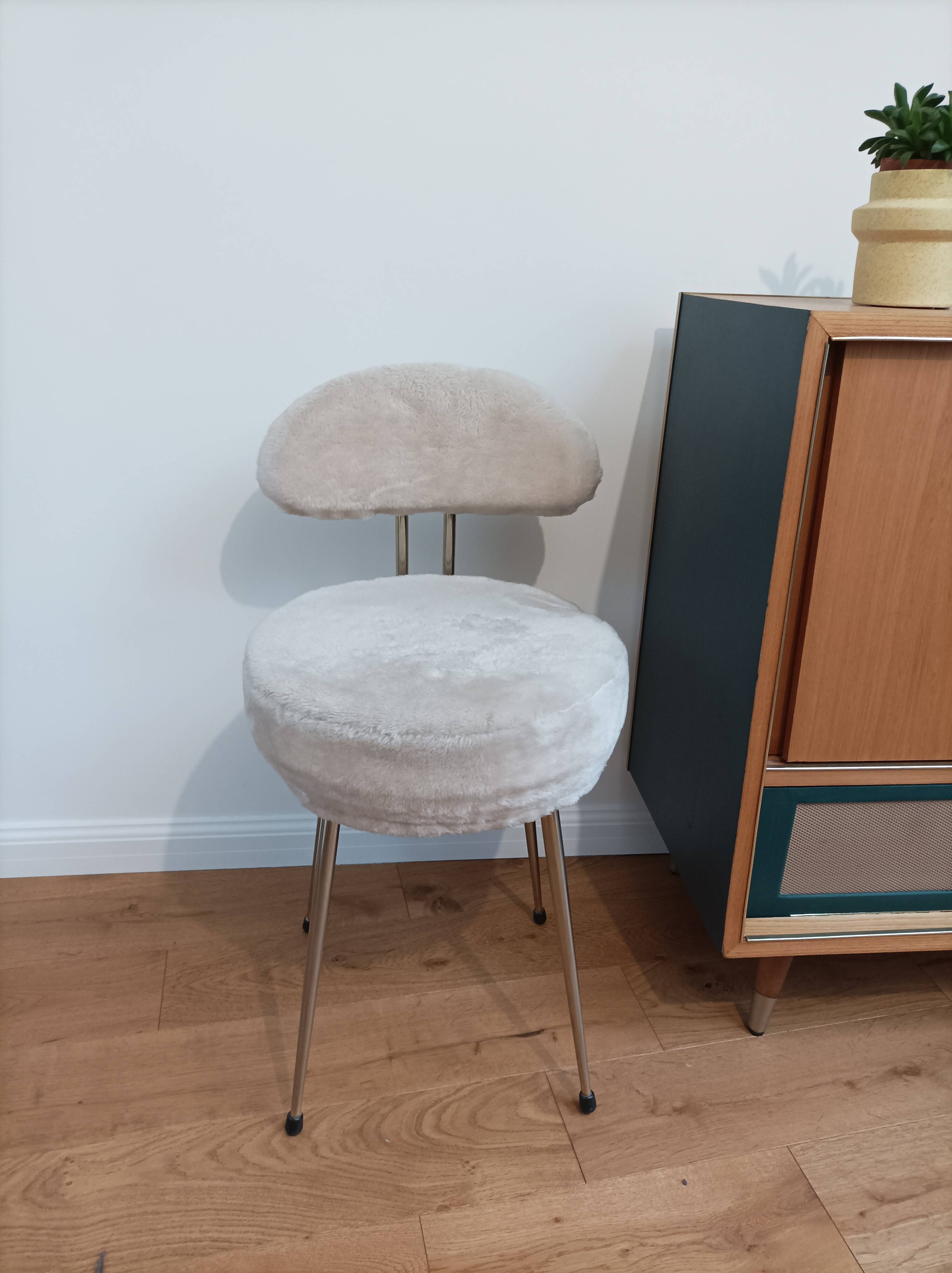 Vintage 1960s/70s Pelfran style chair – White faux fur & Metal