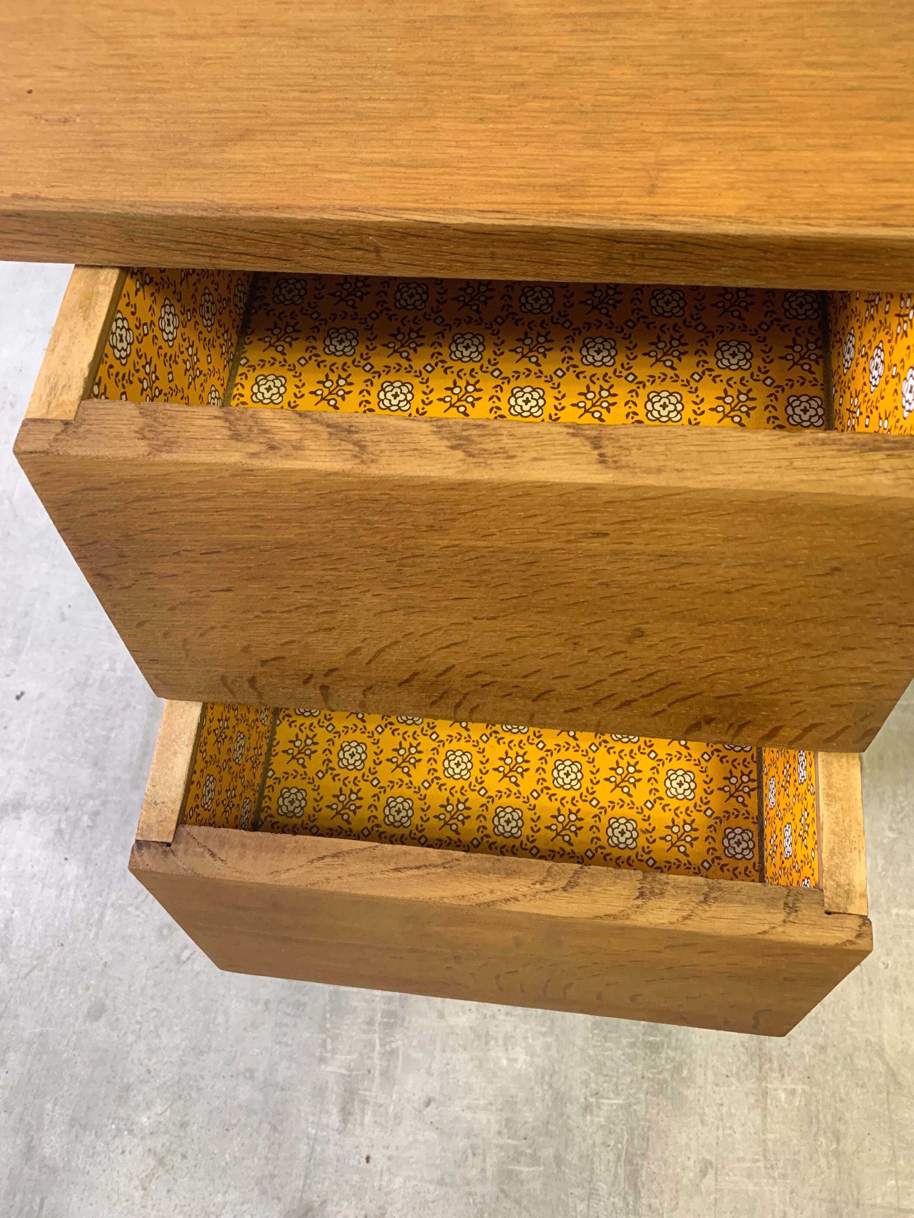 Desk 4 drawers with vintage fins