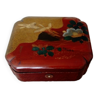 Lacquered wooden jewelry box with asian decoration, china or japan.