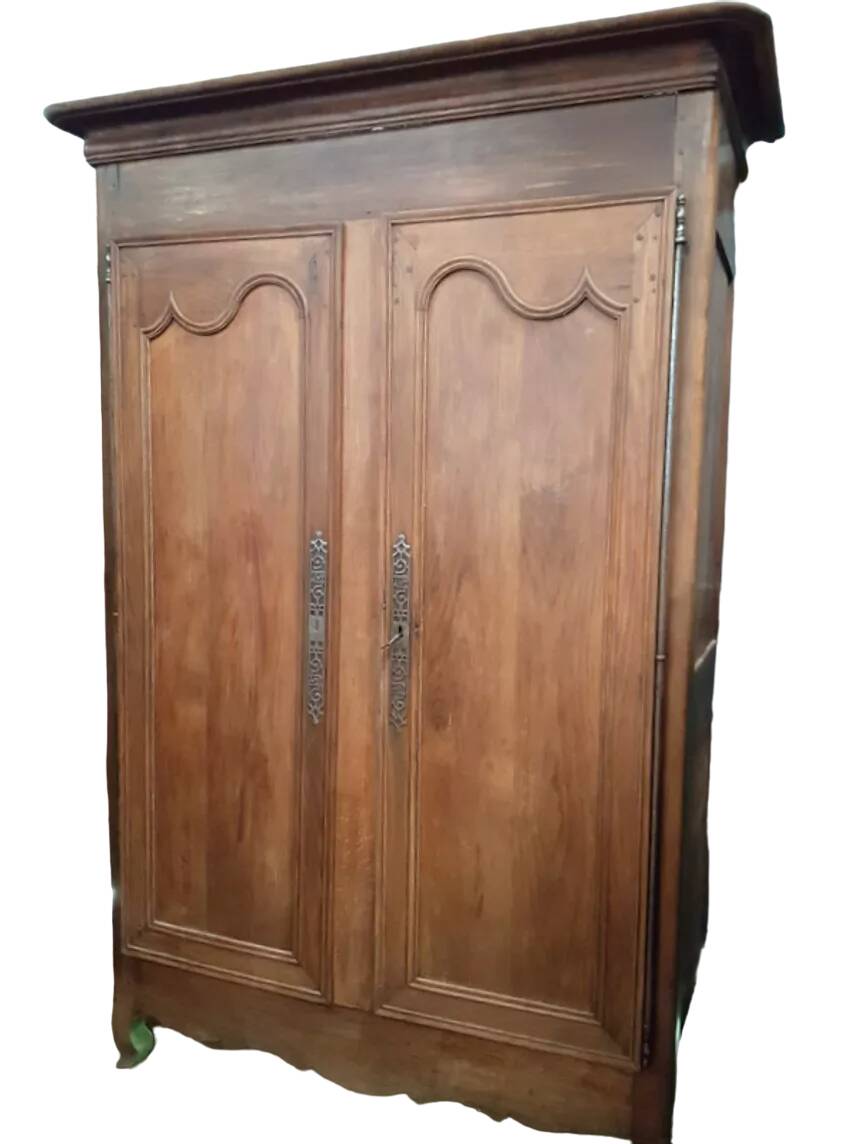 Old wardrobe with 3 shelves