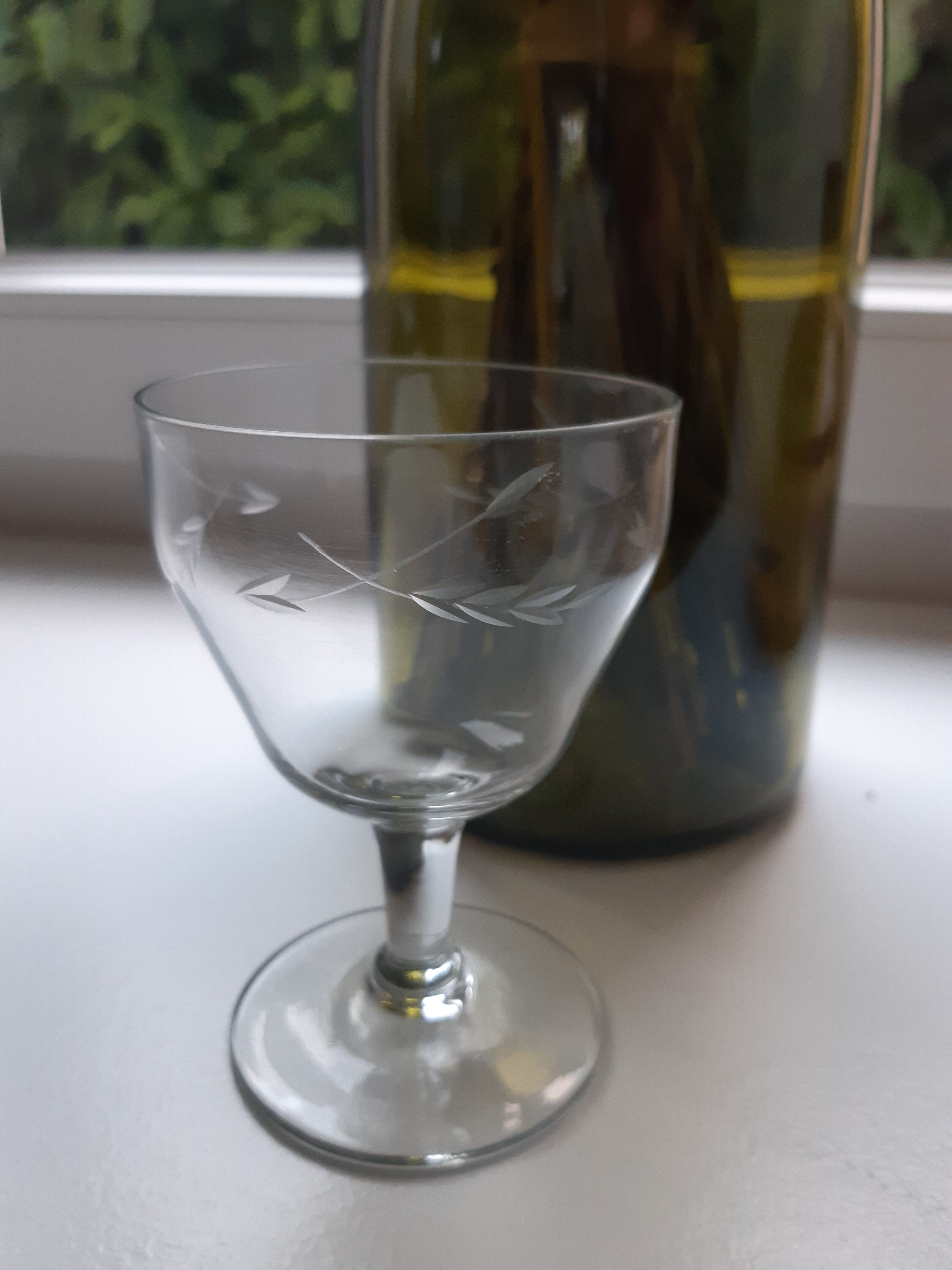Set of 6 crystal wine glasses engraved years 20-30