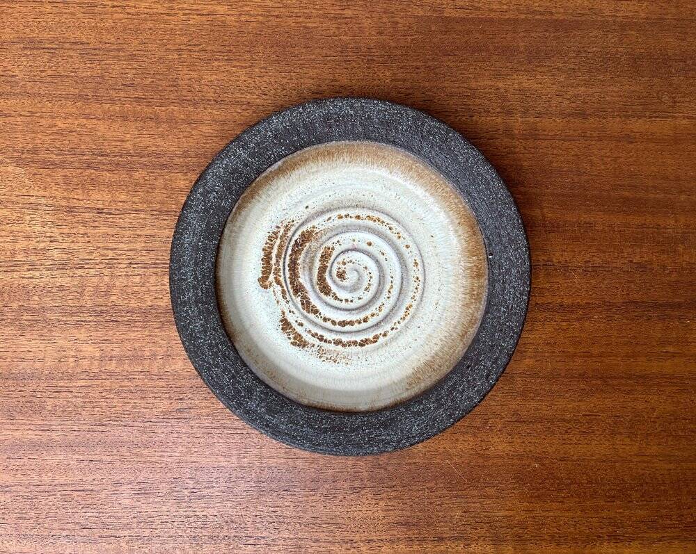 Coupelle de poterie d'atelier danois du milieu du siècle par B.J. Keramik, années 1960