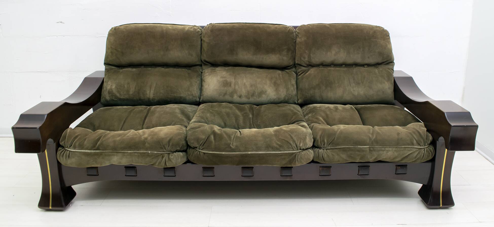 Luciano Frigerio Mid-Century Modern Italian Wood and Suede Sofa "Ussaro",70