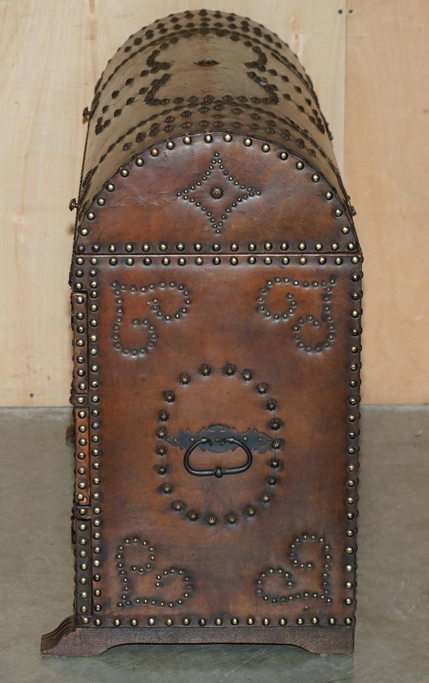 Commode Antique Espagnole en Chêne avec Dessus Bombé en Cuir et Armoiries Royales