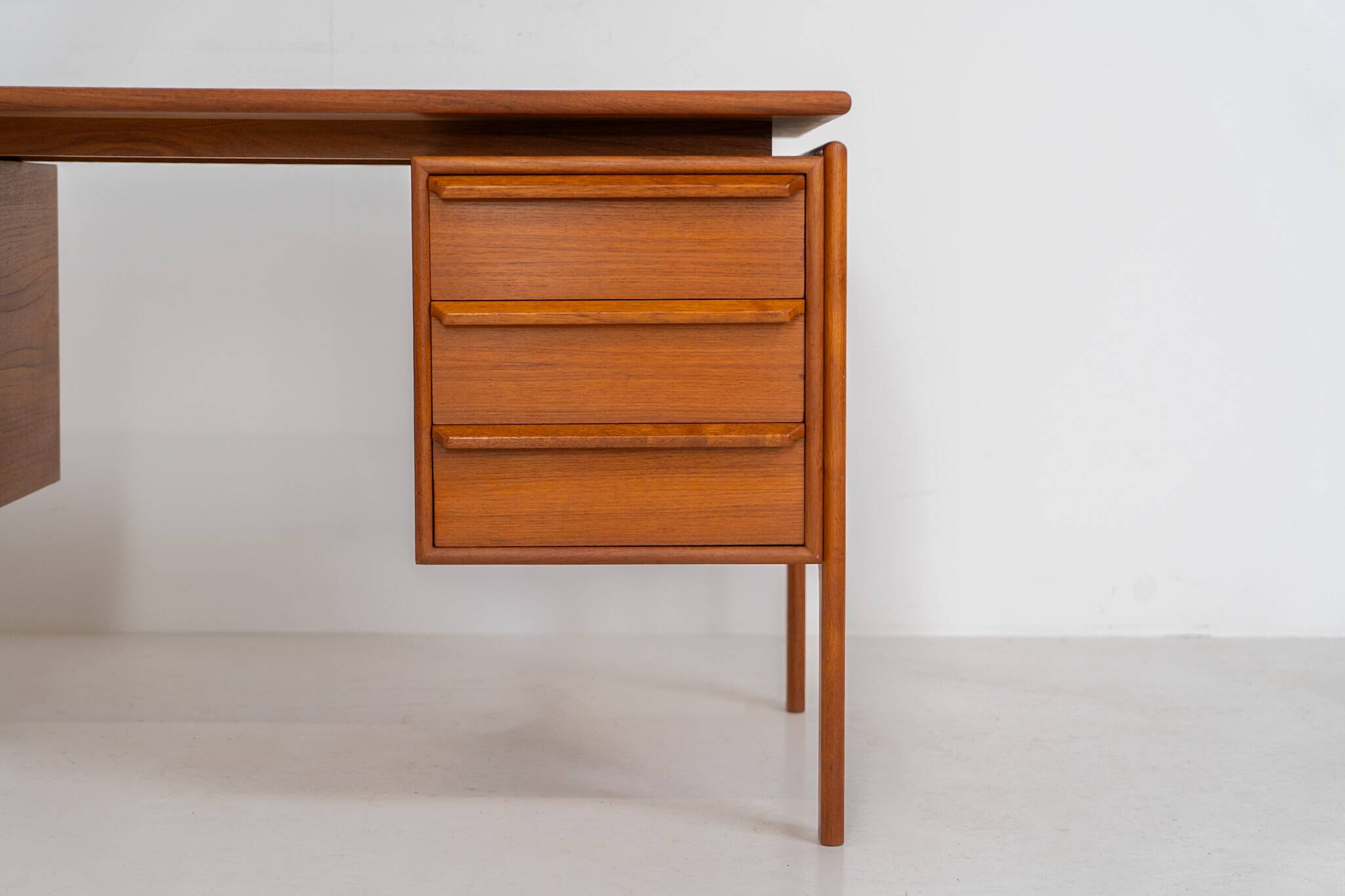 Teak writing desk by Arne Vodder