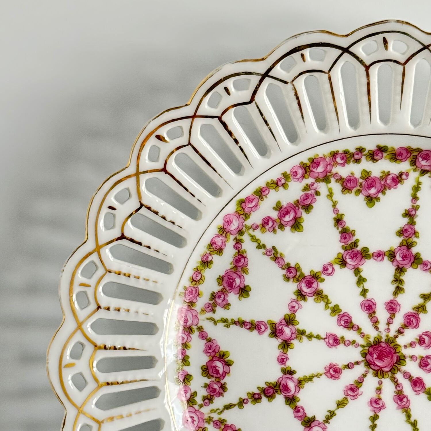Pair of openwork porcelain plates decorated with roses