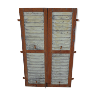 Two-tone shutters