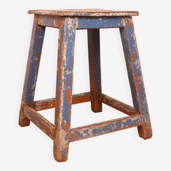 Ancien tabouret d'atelier en teck birman patine bleue-écrue d'origine
