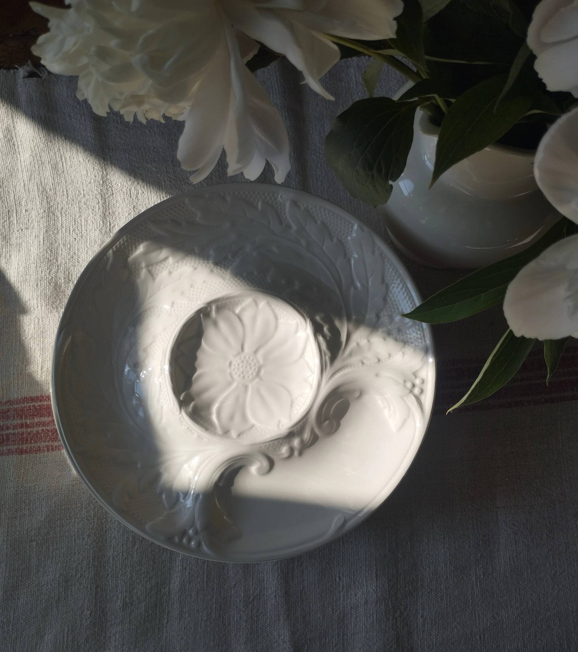 Set of 6 artichoke plates in white faience from Gien.