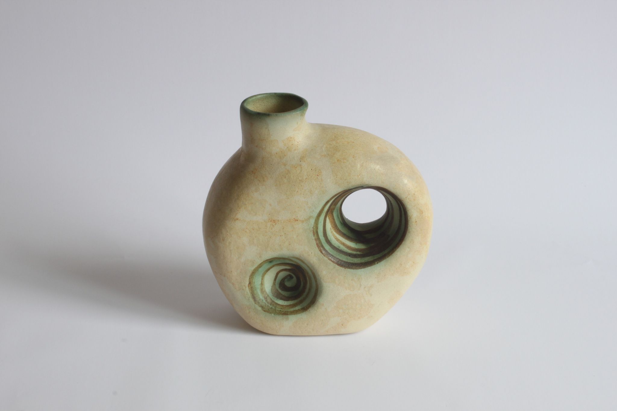 Vase en céramique de l’ère spatiale avec ouvertures par Nikos Dazelidis, Athènes, années 1960