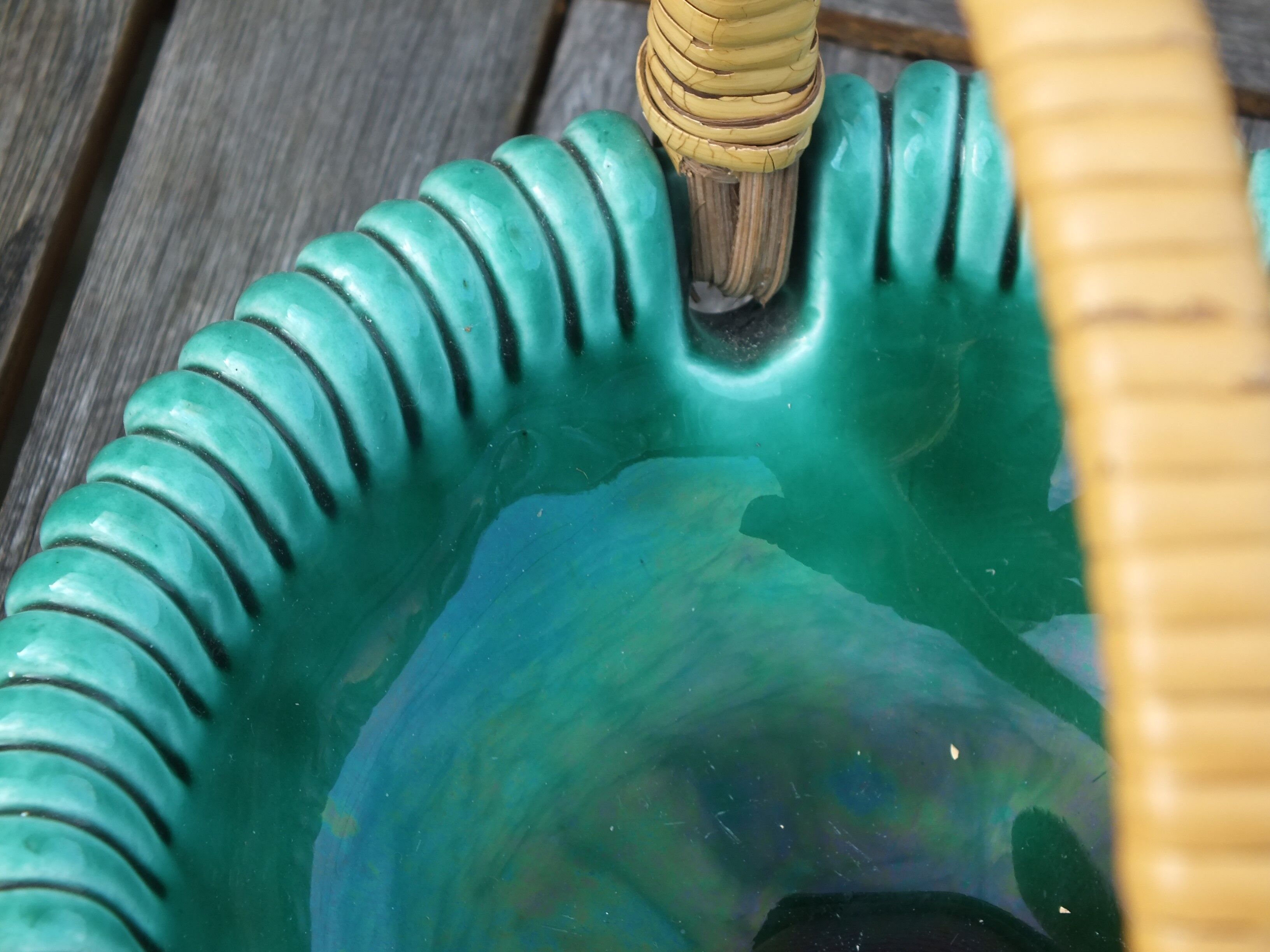 Empty basket vintage pocket in green ceramic and wicker