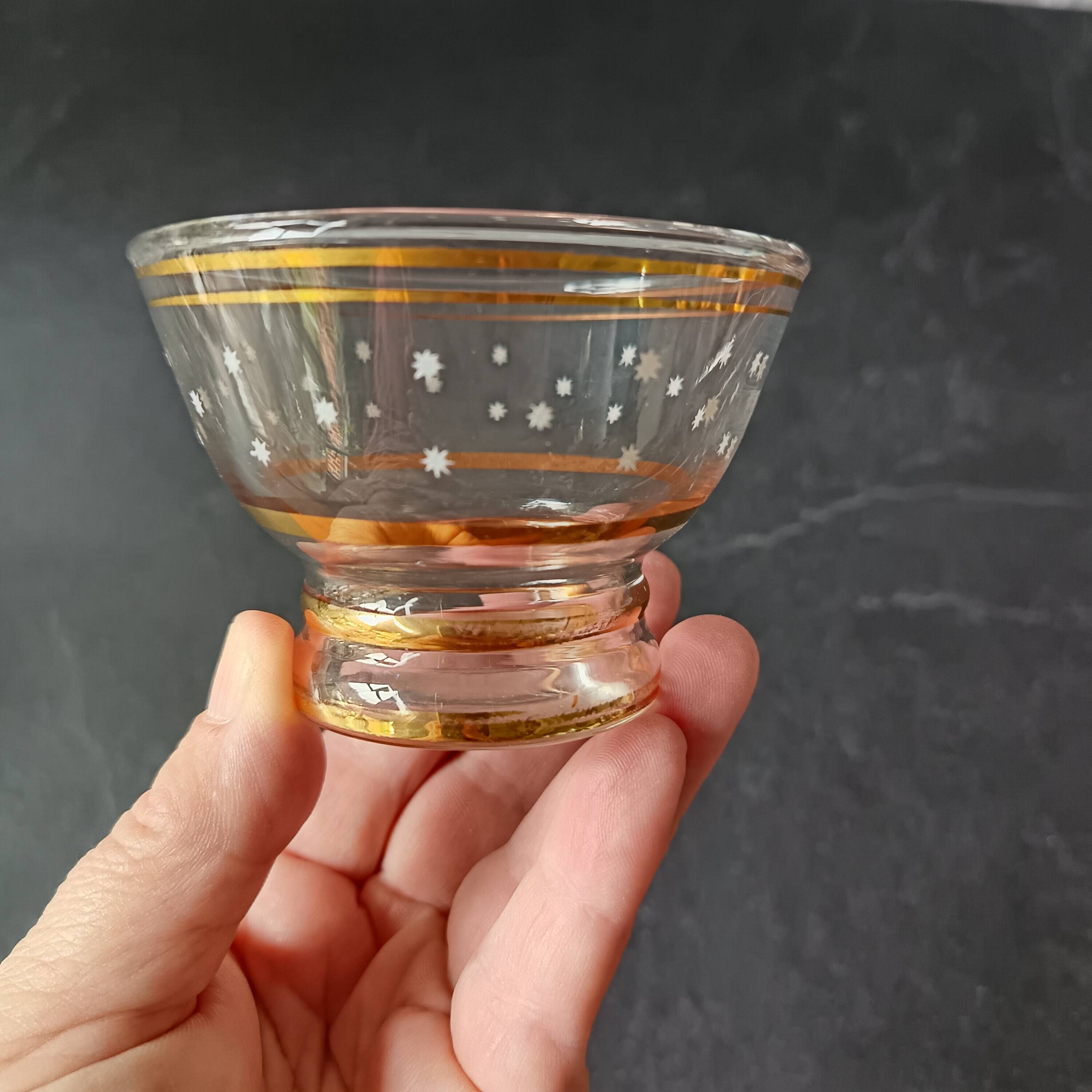 6 vintage champagne glasses from the 50s with gold trim and white stars