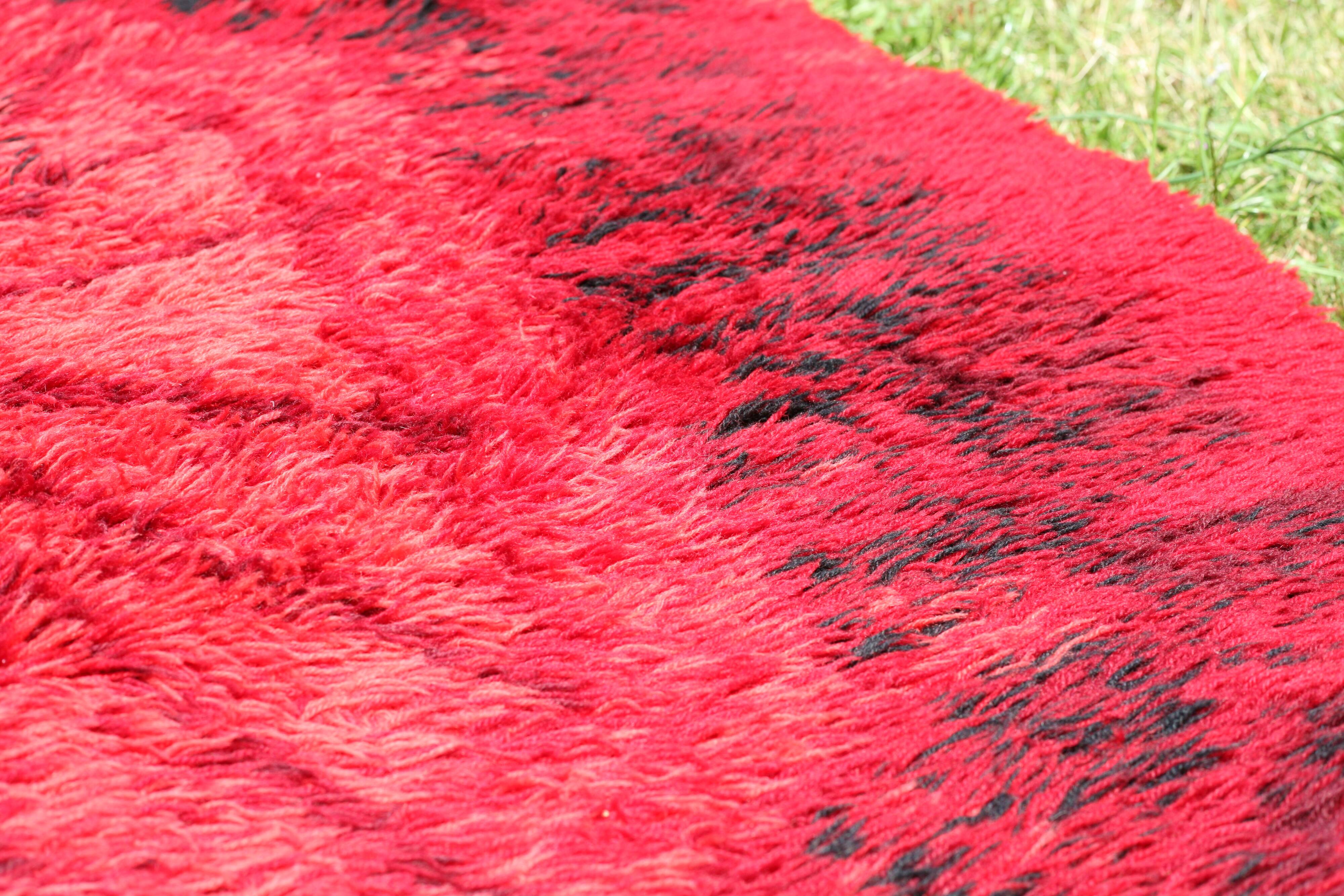 Space age rug. Psychedelic decor. Circa 1970.