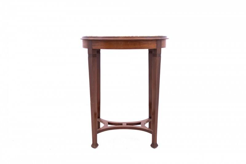 Table basse Art Nouveau à plateau en marbre, France, vers 1920.