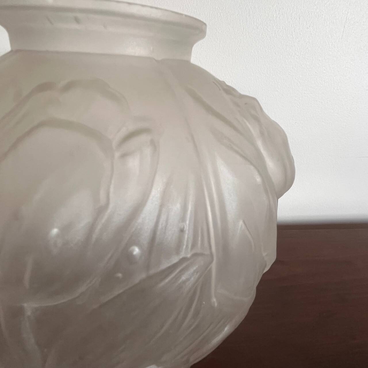 Round vase decorated with tulips