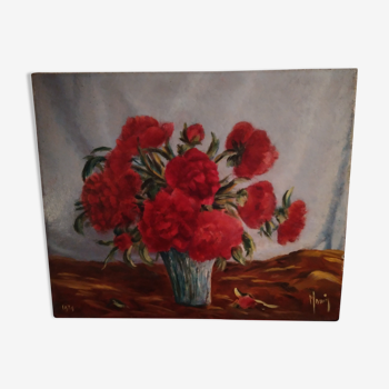 Table bouquet of red peonies