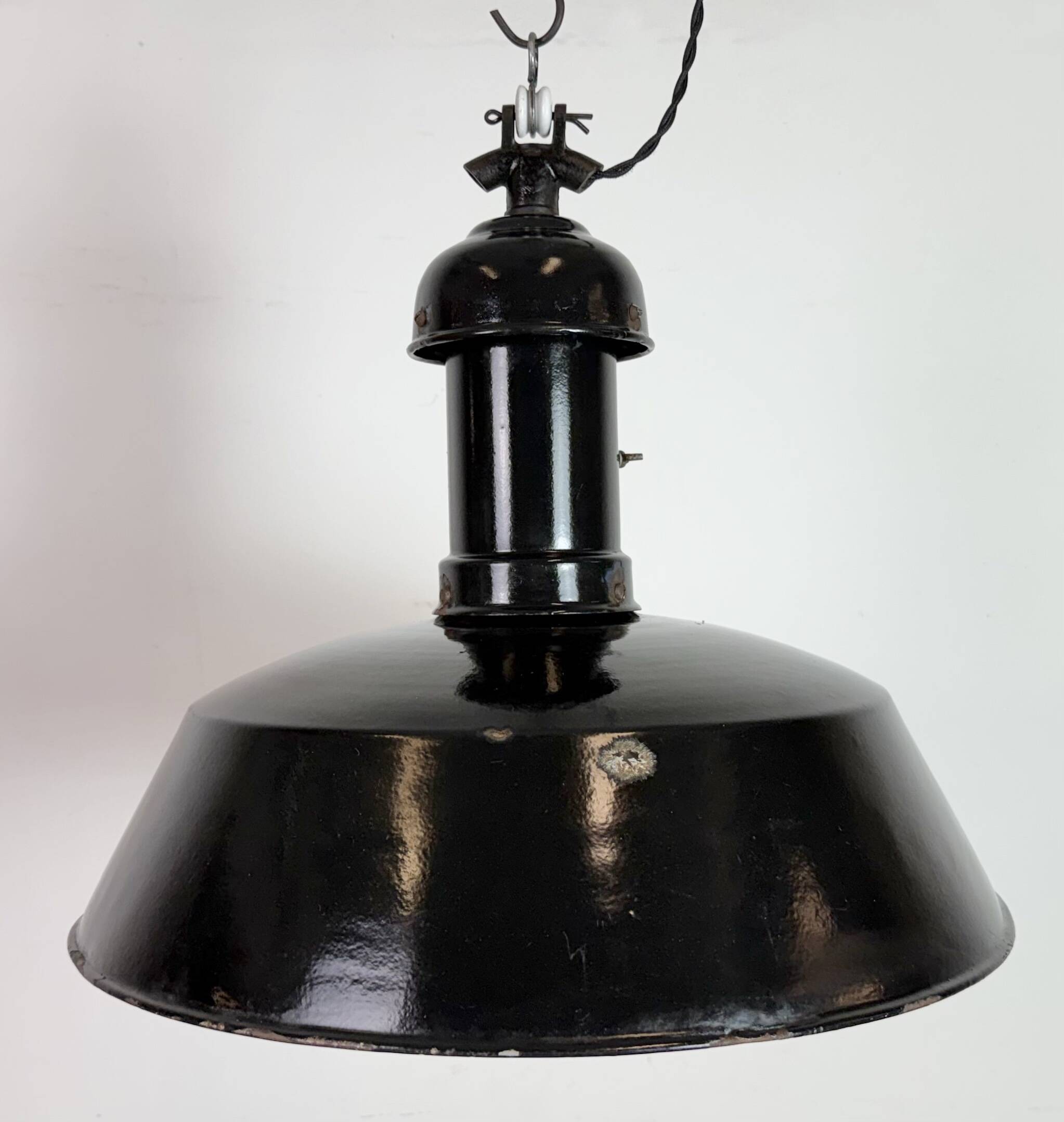 Lampe suspendue Bauhaus en émail noir industriel, années 1930