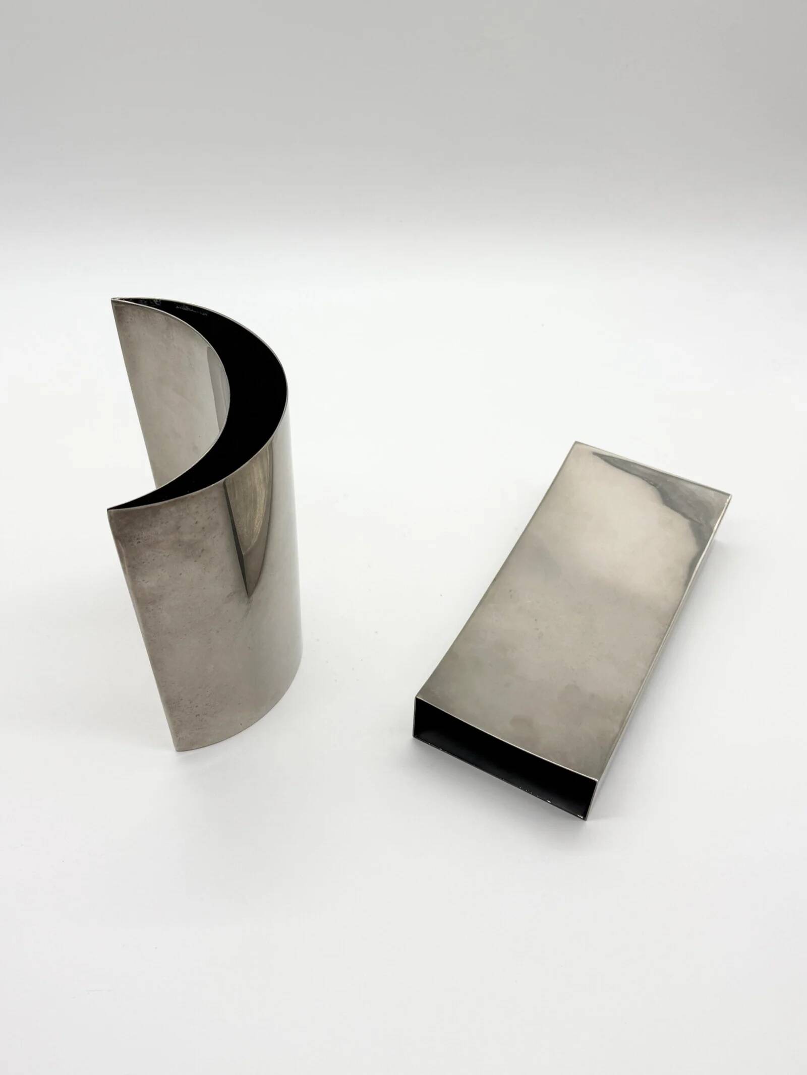 Paire de vases sculpturaux en aluminium, 1980s