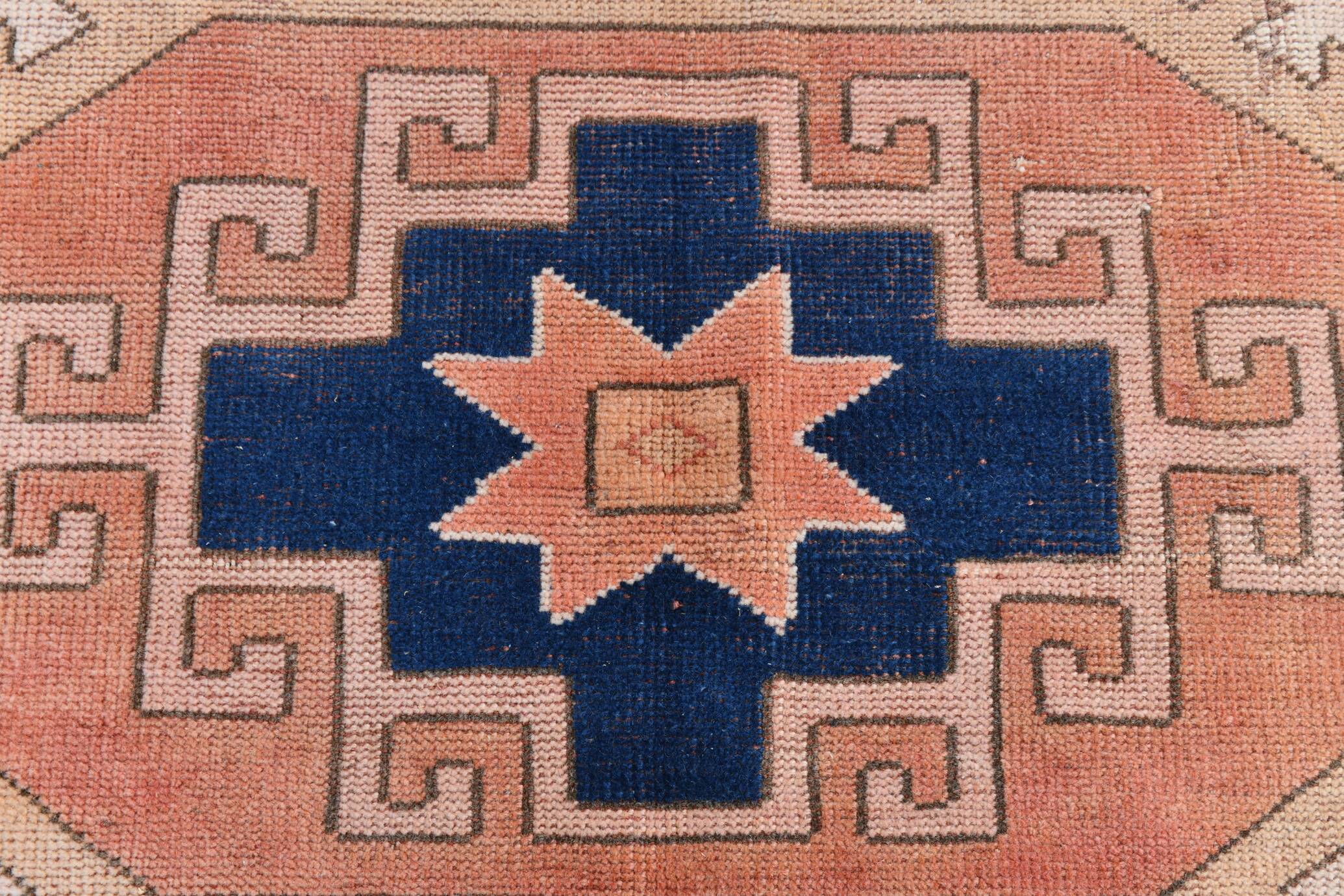 Tapis persan bleu marine et crème